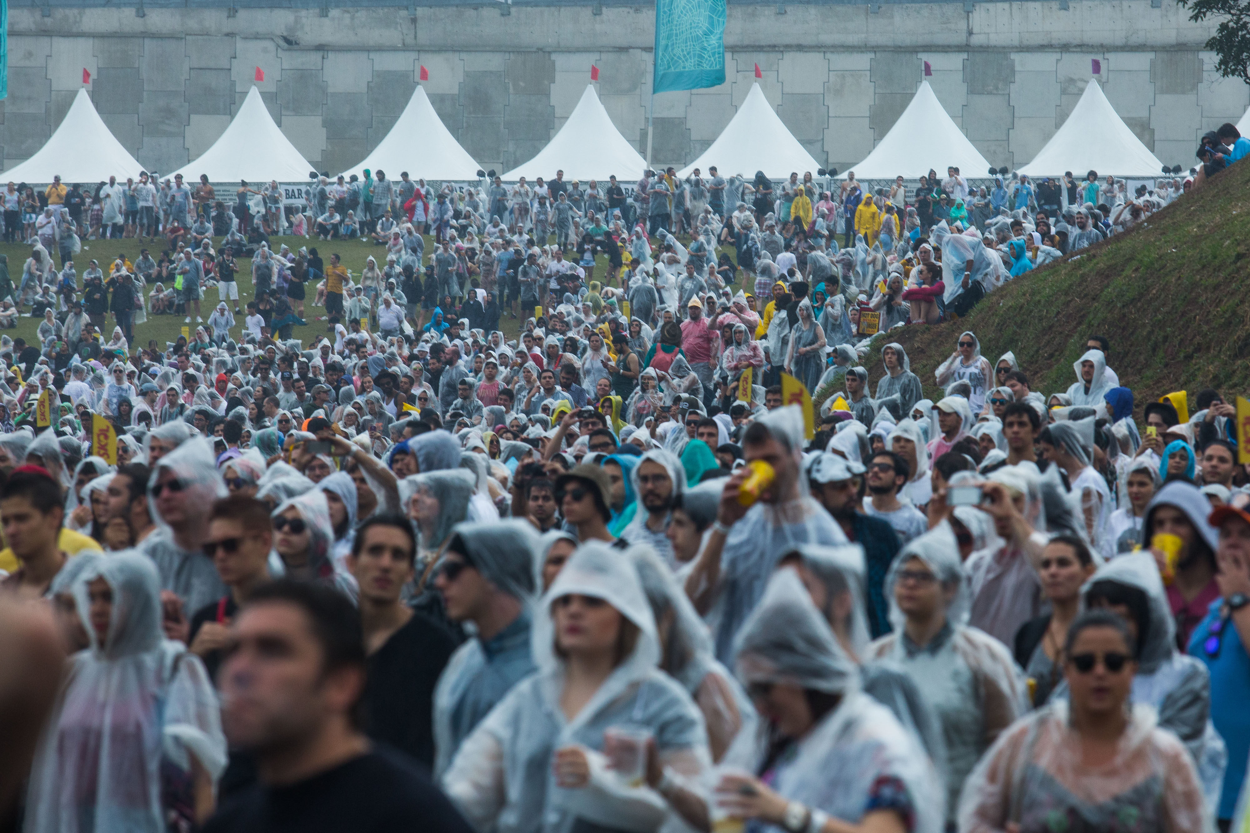 Publico enfrenta chuva durante o Lollapalooza (Foto: Foto: Victor Moriyama/Getty Images)
