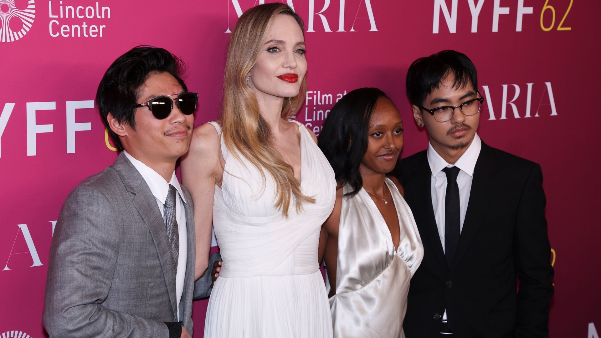 Angelina Jolie com Pax Thien Jolie-Pitt, Zahara Marley Jolie e Maddox Chivan Jolie-Pitt