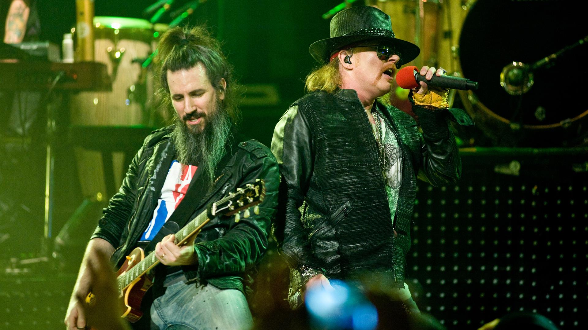 Ron "Bumblefoot" Thal e Axl Rose em 2012