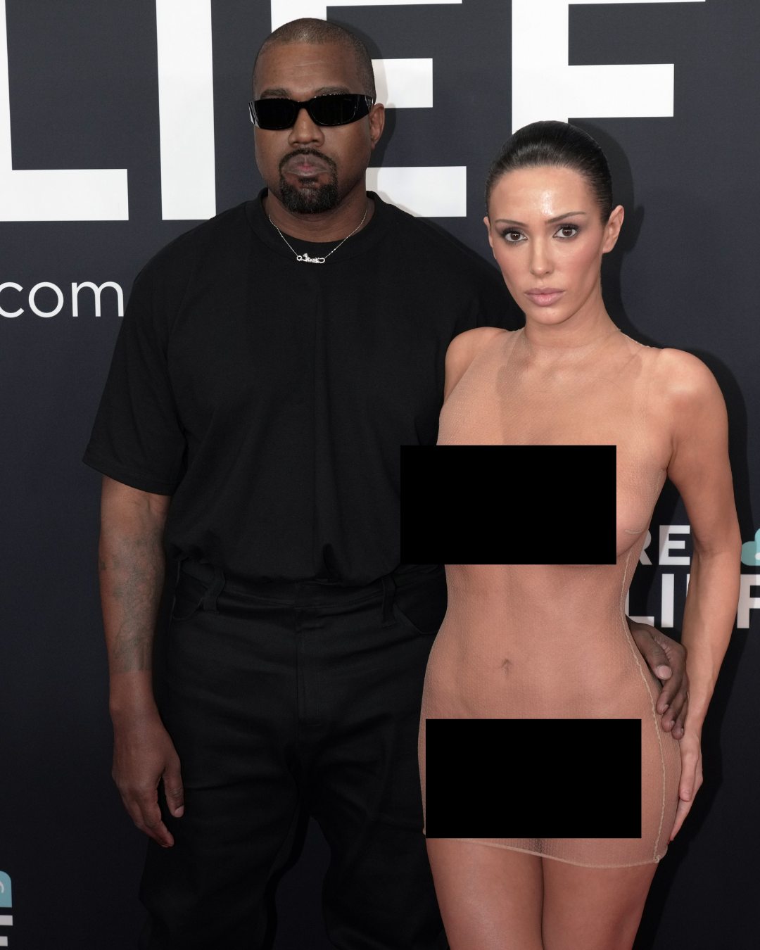 Kanye West com Bianca Censori nua no Grammy 2025
