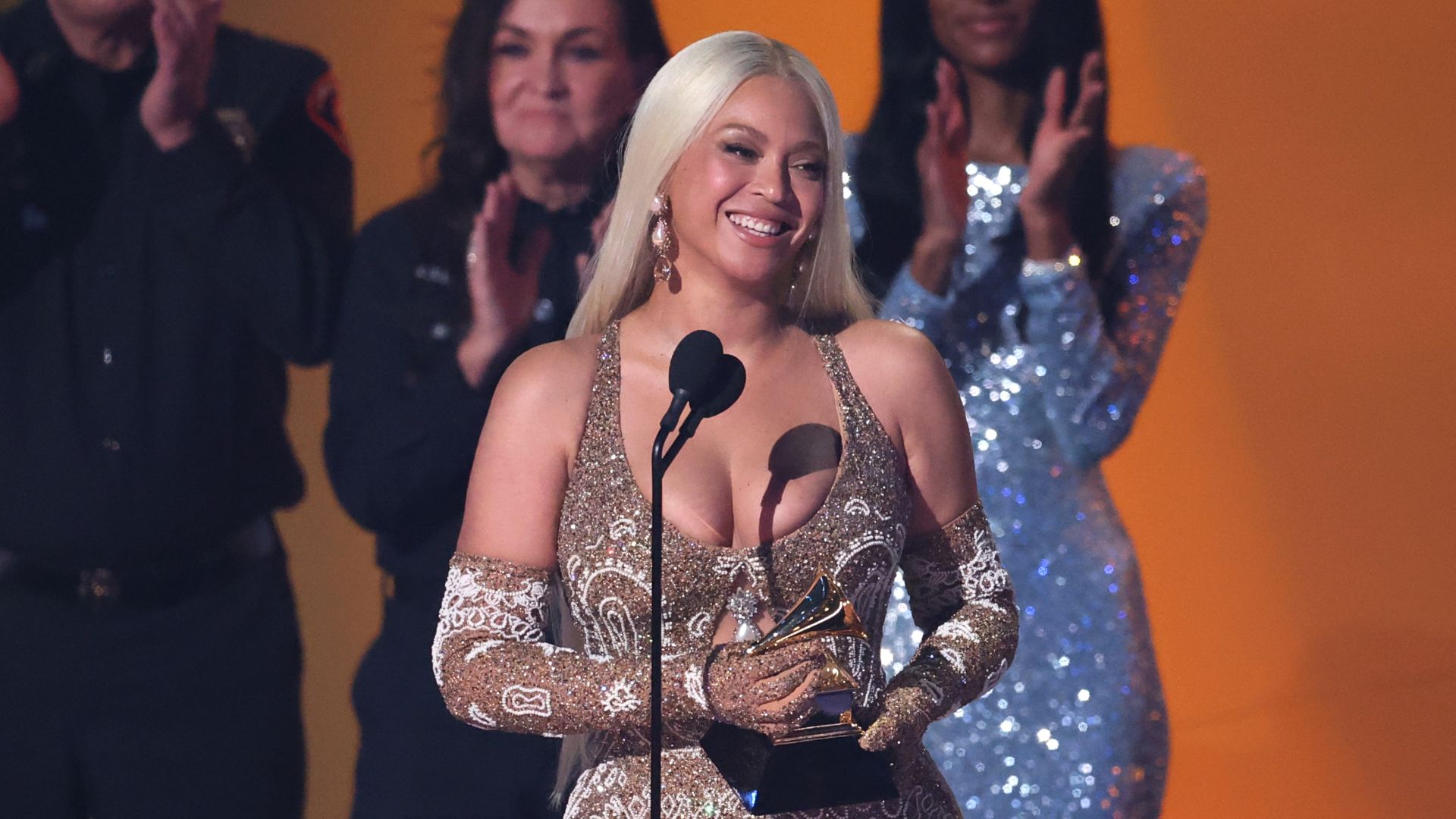 Beyoncé com o Grammy de Álbum do Ano por Cowboy Carter (Foto: Amy Sussman/Getty Images)