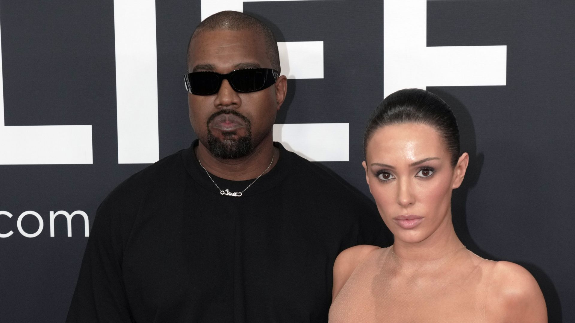 Kanye West e Bianca Censori no tapete vermelho do Grammy 2025 (Foto: Jeff Kravitz/FilmMagic)