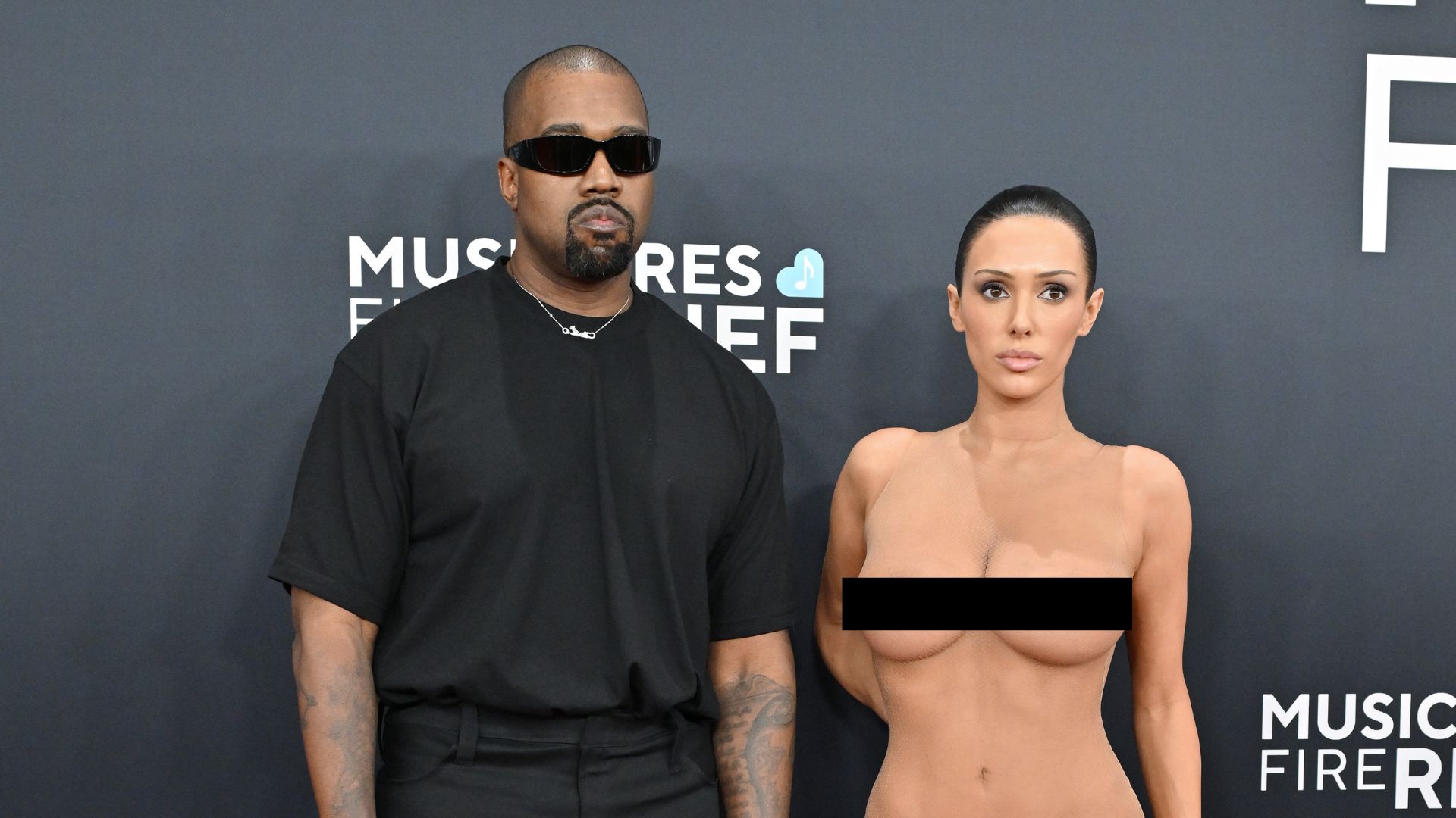 Kanye West e Bianca Censori no tapete vermelho do Grammy 2025 (Foto: Axelle/Bauer-Griffin/FilmMagic)