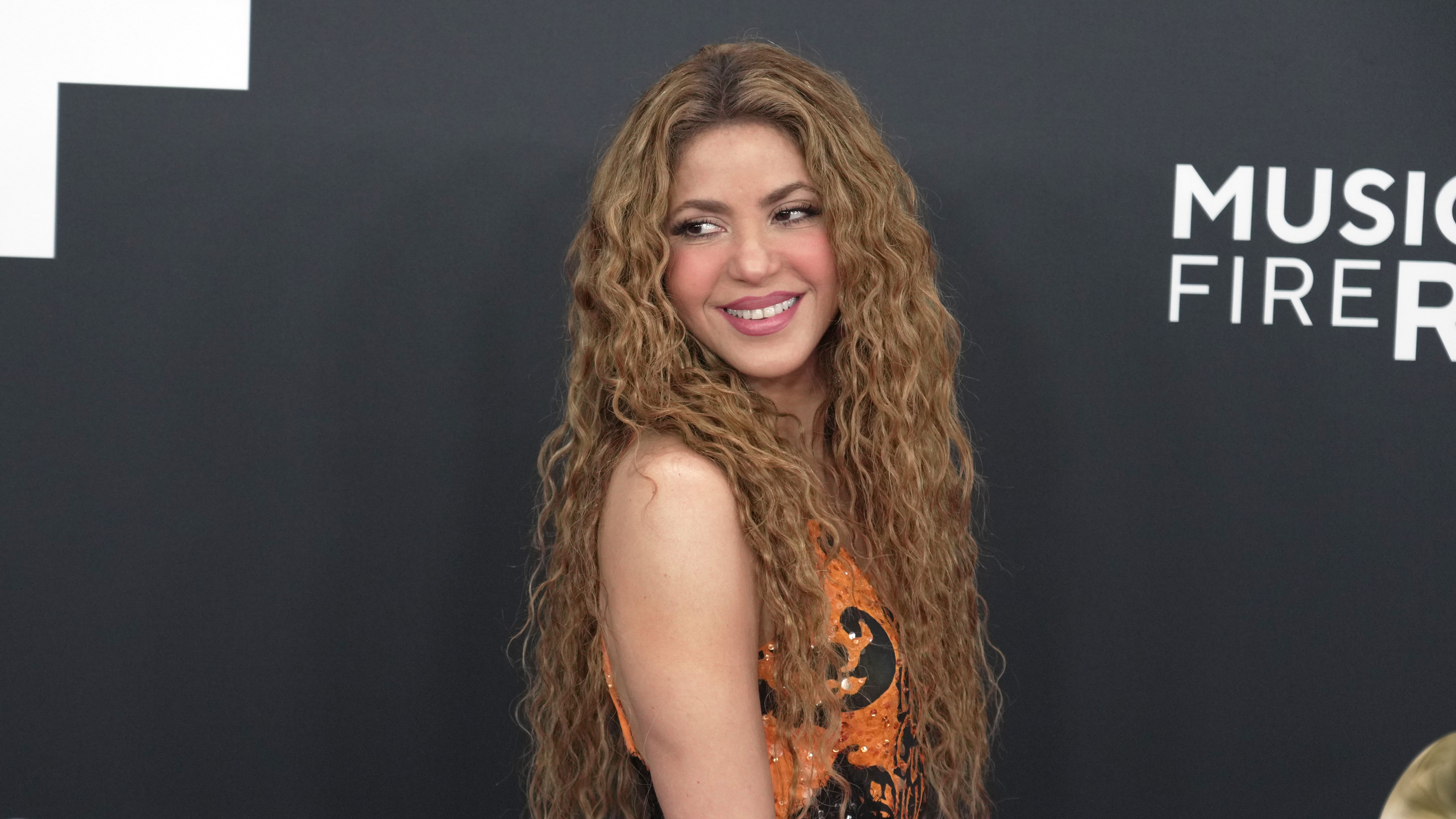 Grammy 2025: Shakira dedica prêmio aos imigrantes após piada xenofóbica; entenda