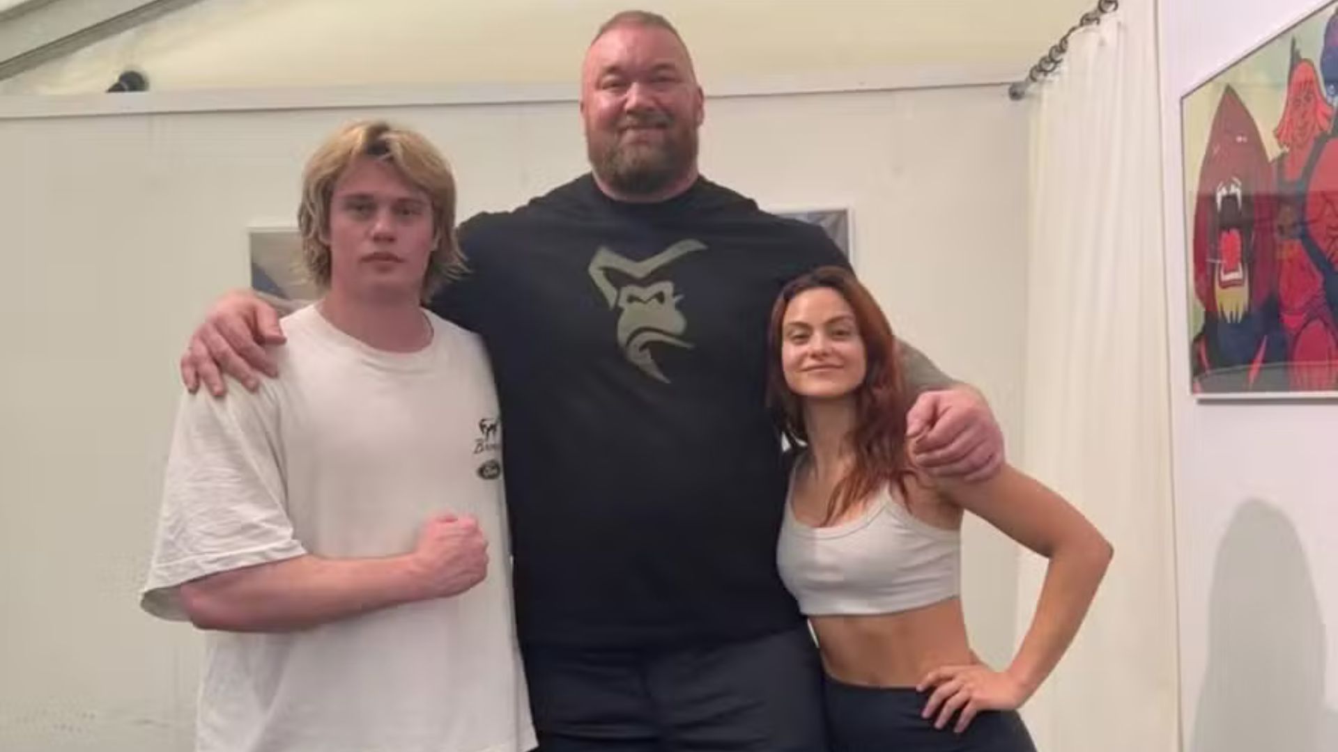 Nicholas Galintzine, Hafthór Júlíus Björnsson e Camila Mendes (Foto: Reprodução/Instagram)