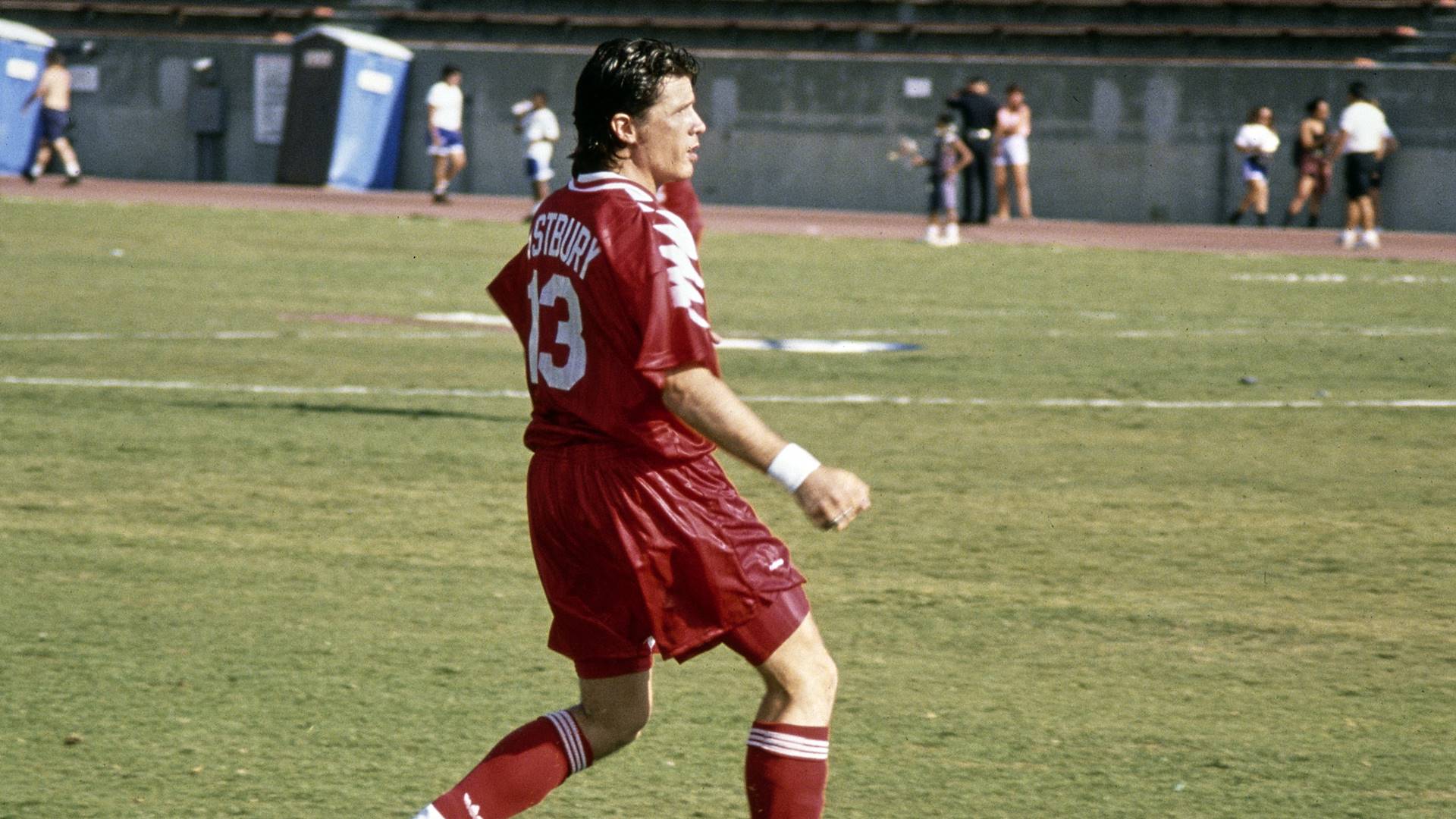 Ian Astbury, vocalista do The Cult, jogando futebol durante um evento beneficente em 1994