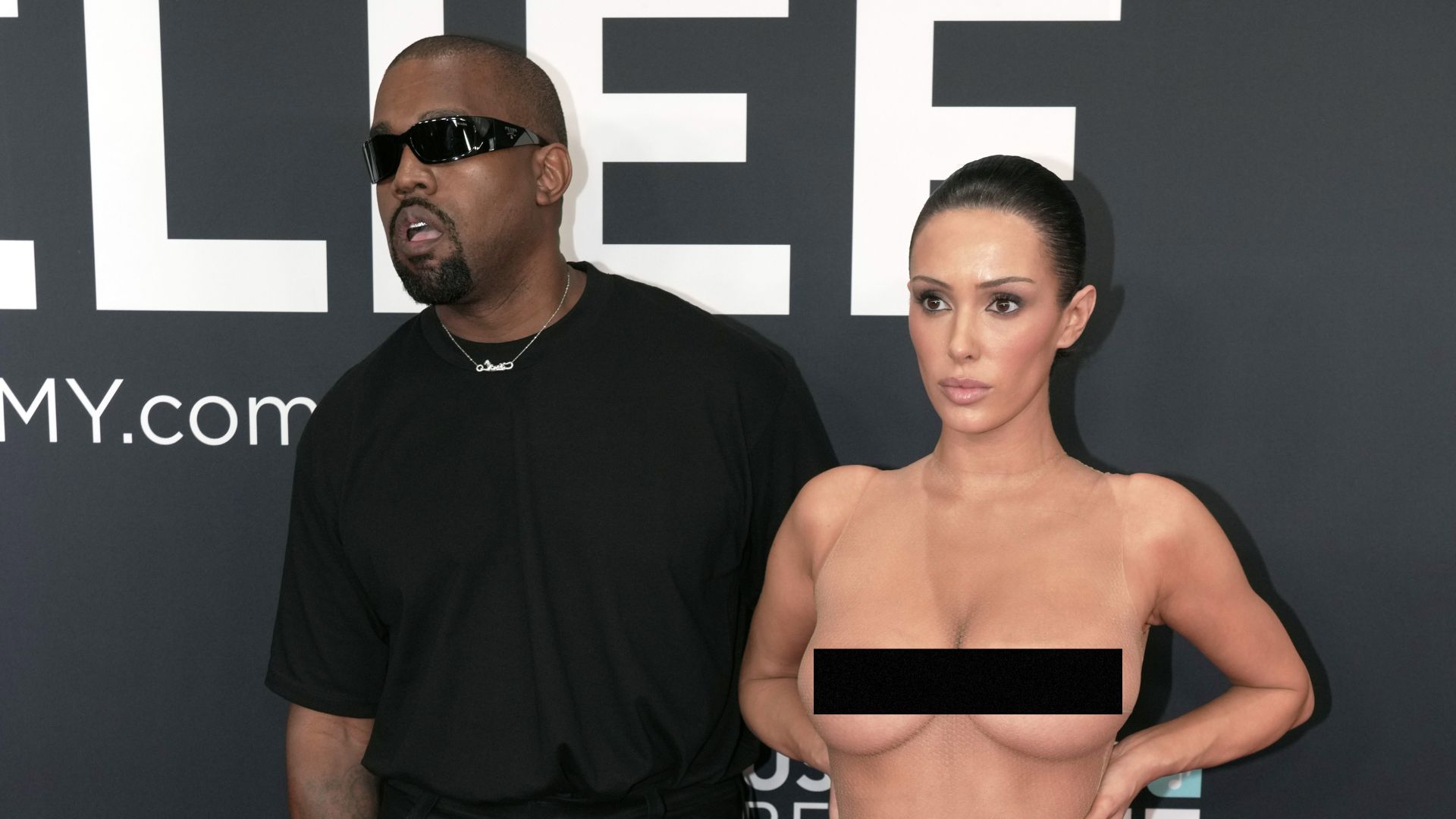 Kanye West e Bianca Censori no tapete vermelho do Grammy 2025 (Foto: Jeff Kravitz/FilmMagic)