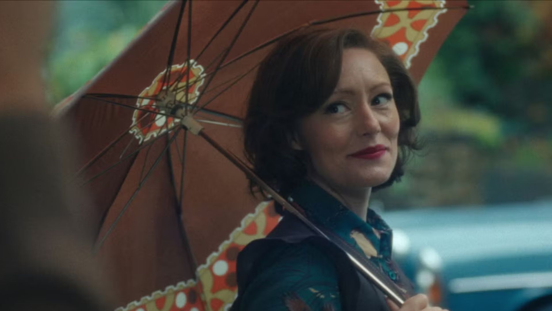 Em Cassandra, Lavinia Wilson interpreta a inteligência artificial que empresta o seu nome à minissérie (Foto: Reprodução/Netflix)