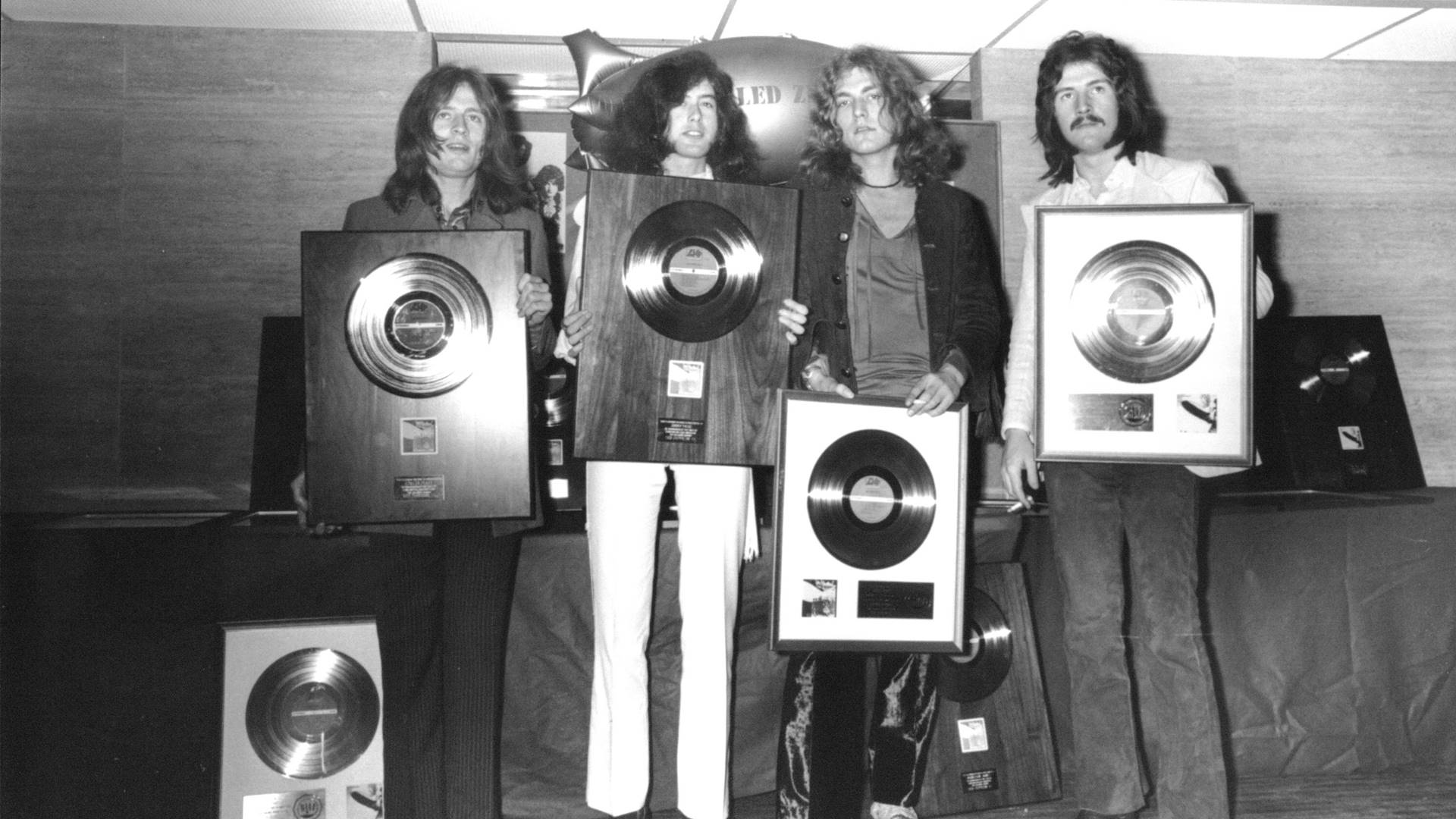 Led Zeppelin com discos de ouro