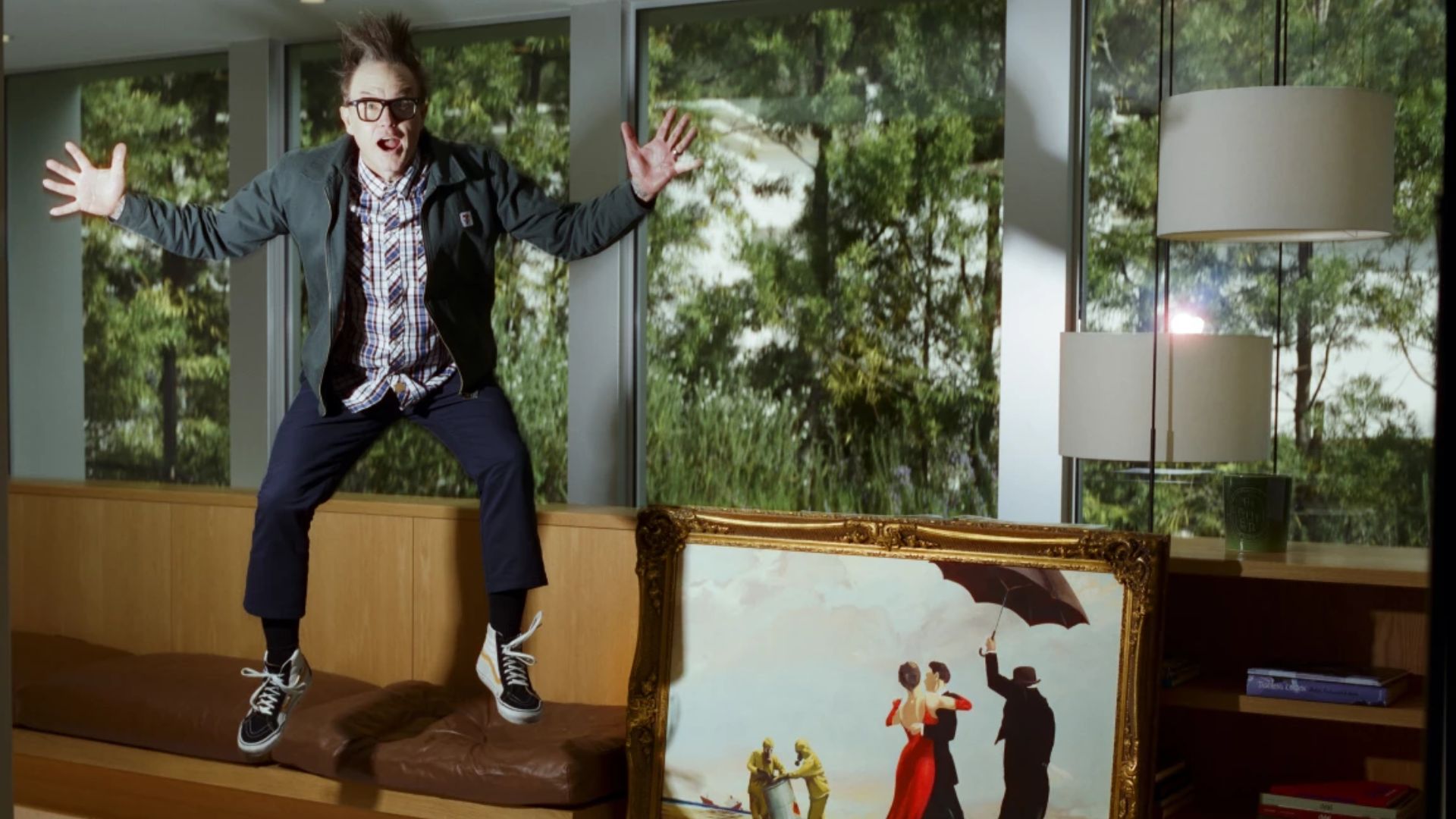 Mark Hoppus ao lado de obra de Banksy (Foto: Reprodução/Sotheby's)