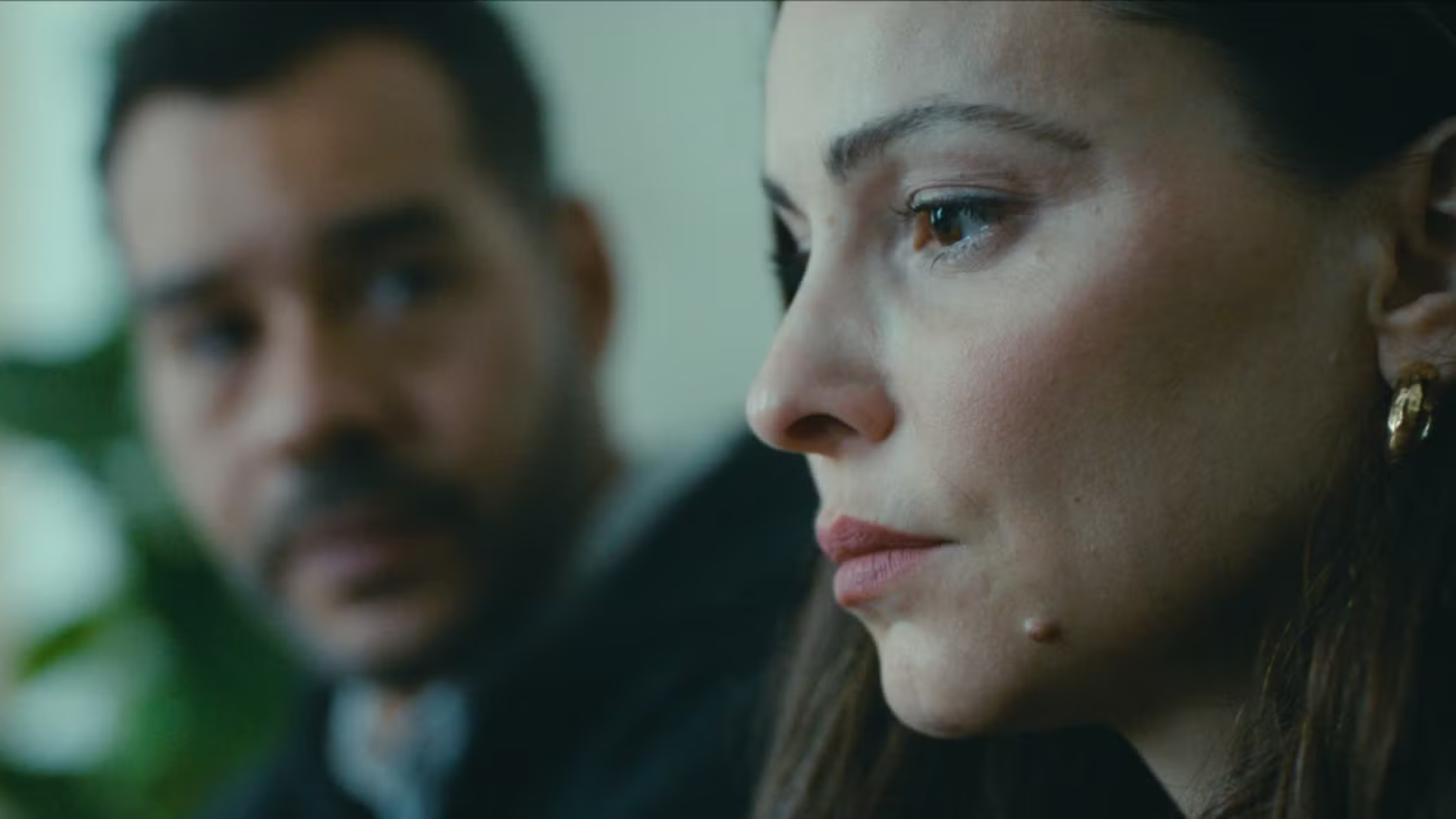 Em Cassandra, Mina Tander interpreta Samira, uma mãe que se sente isolada e não é levada a sério pela família (Foto: Divulgação)