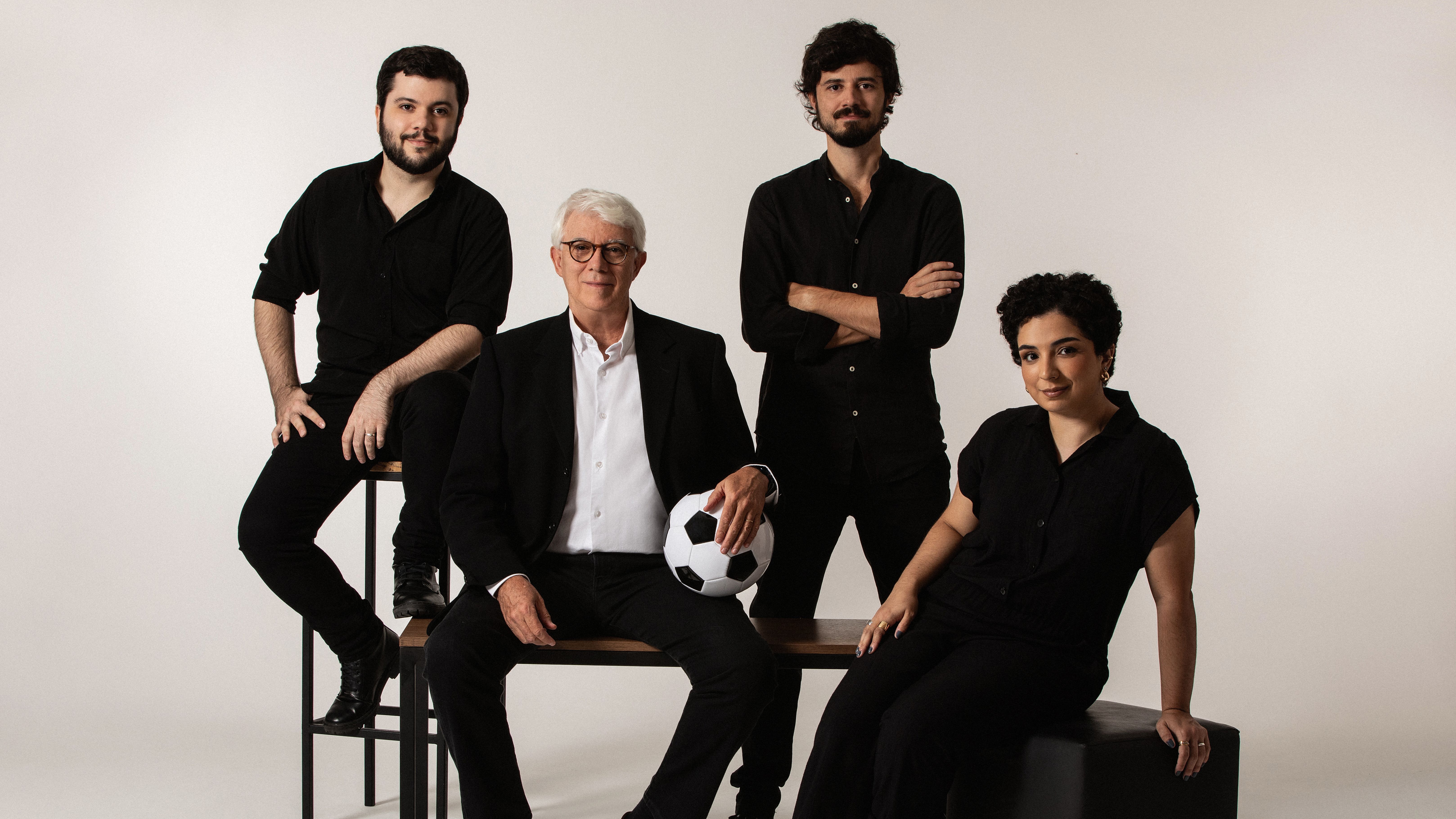 Da esquerda para a direita, Rafael Dornellas, Paulo Morelli, Pedro Morelli e Naná Xavier (Crédito: Aline Arruda/Netflix)