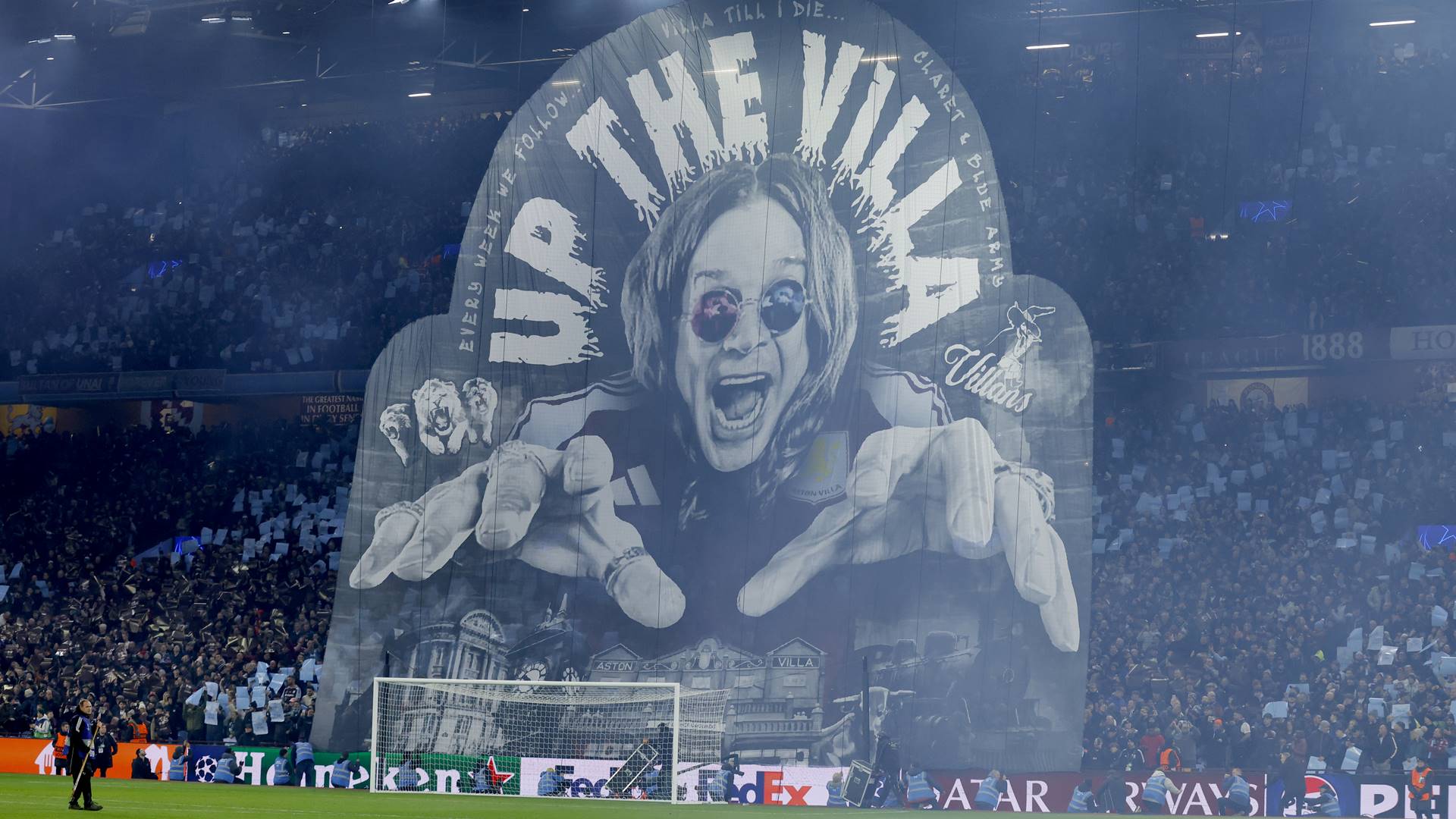 Ozzy Osbourne em mosaico durante jogo do Aston Villa