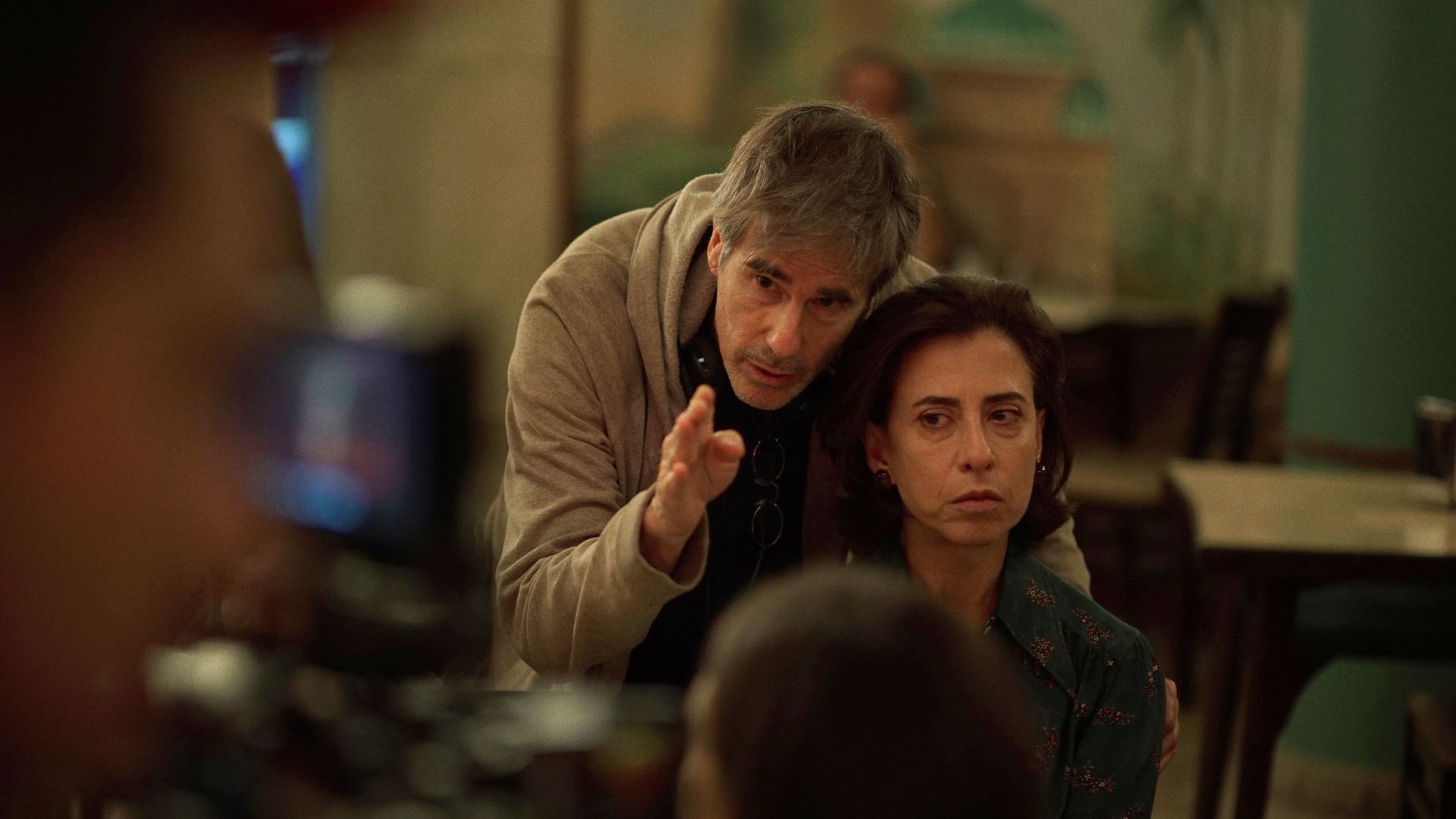 Walter Salles e Fernanda Torres no set de filmagens de Ainda Estou Aqui (Foto: Divulgação/Sony Pictures Brasil)