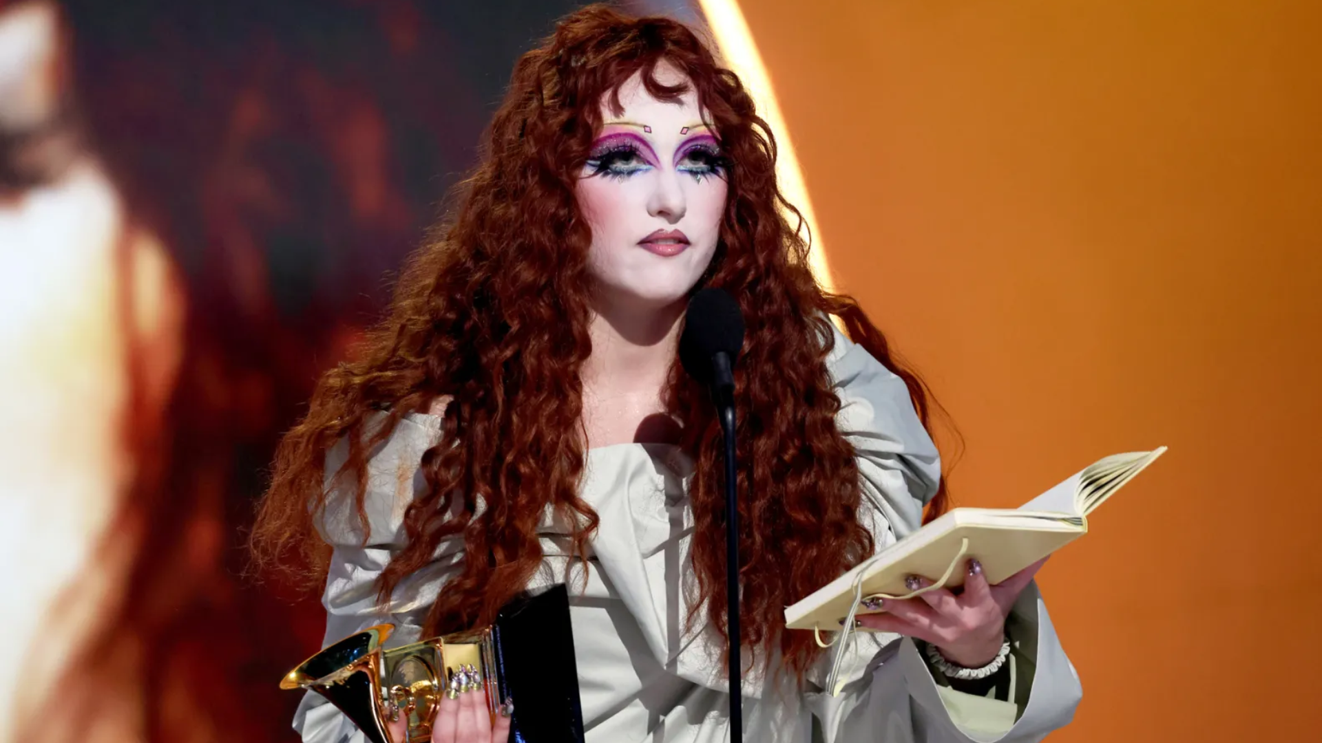 Chapell Roan usou seu discurso de Melhor Artista Revelação no Grammy para pedir um tratamento melhor para artistas emergentes: "Gravadoras, nós temos vocês, mas vocês têm a nós?"