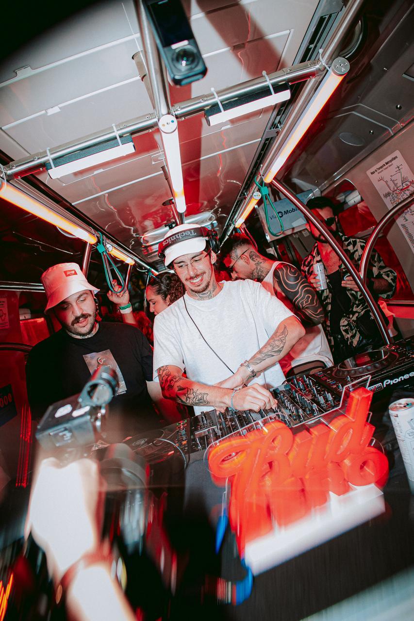 Mochakk em ação da Budweiser no Lollapalooza Brasil 2025