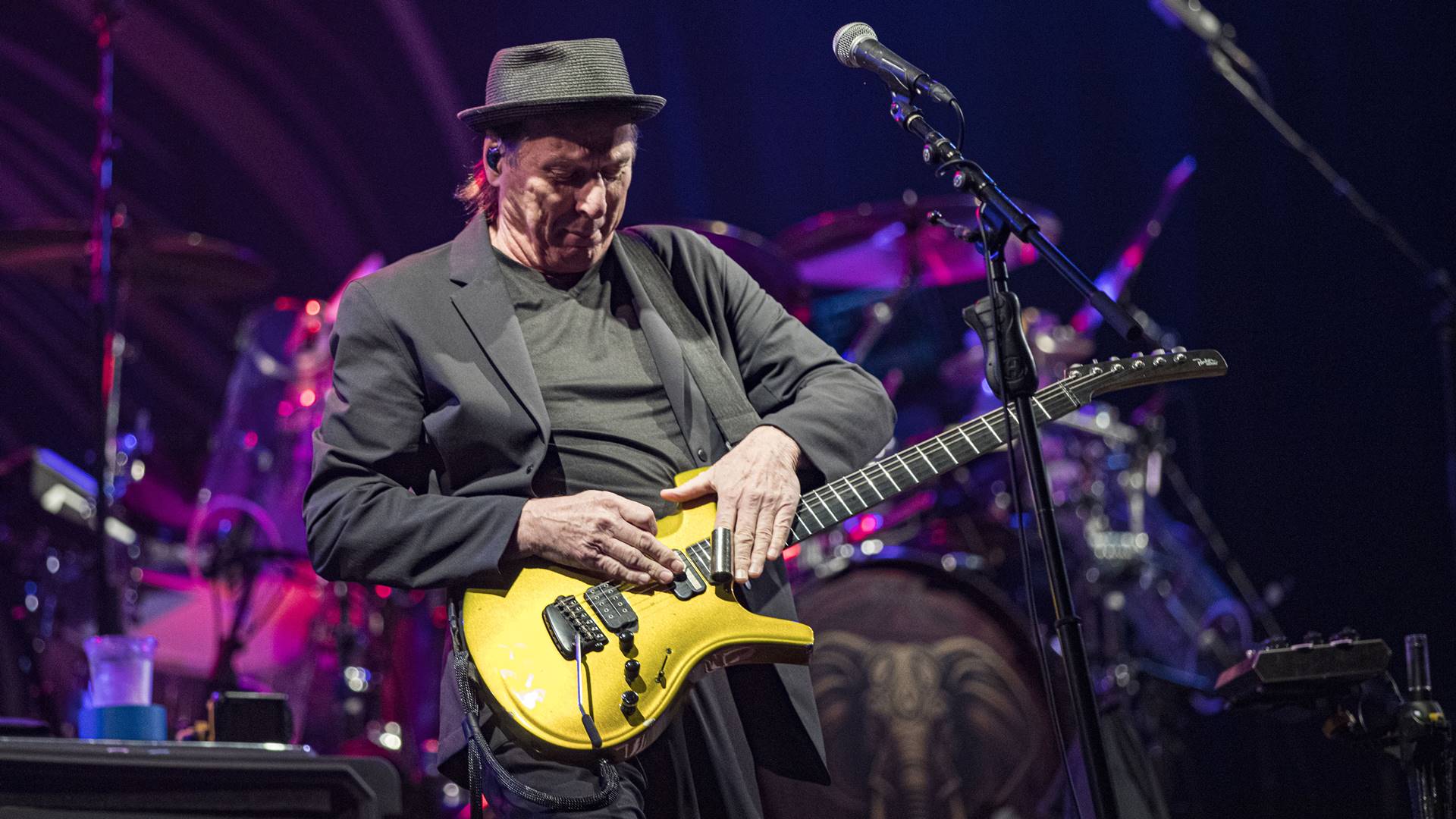 Adrian Belew em show com o Beat em 2024