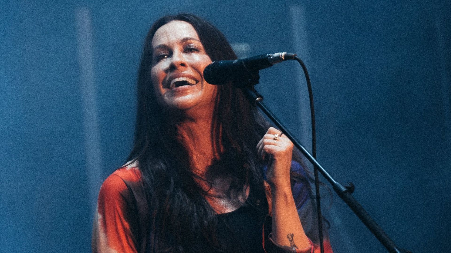 Alanis Morissette entrega show poderoso e nostálgico no Lollapalooza Brasil