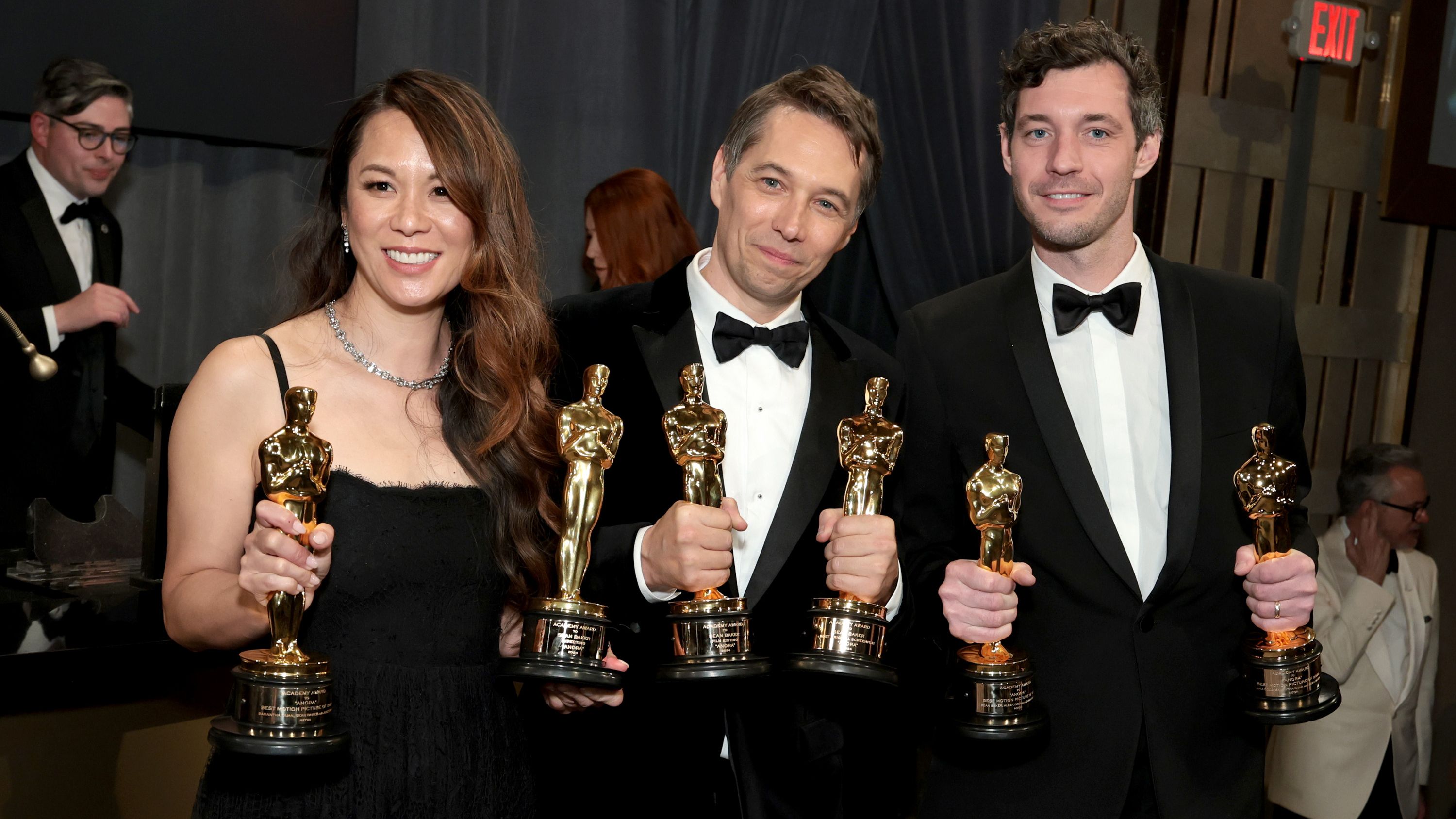 Samantha Quan, Sean Baker e Alex Coco, responsáveis por Anora (Foto: Monica Schipper/Getty Images)