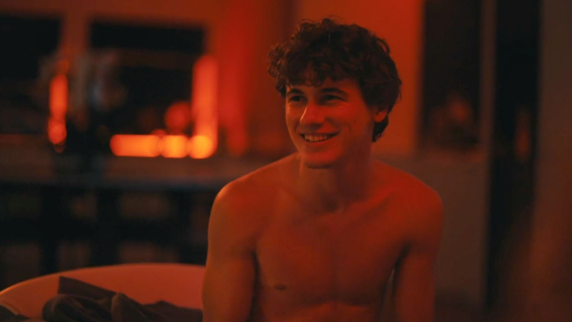 Ator defende personagem após incesto em The White Lotus: 'Ele não é um psicopata'