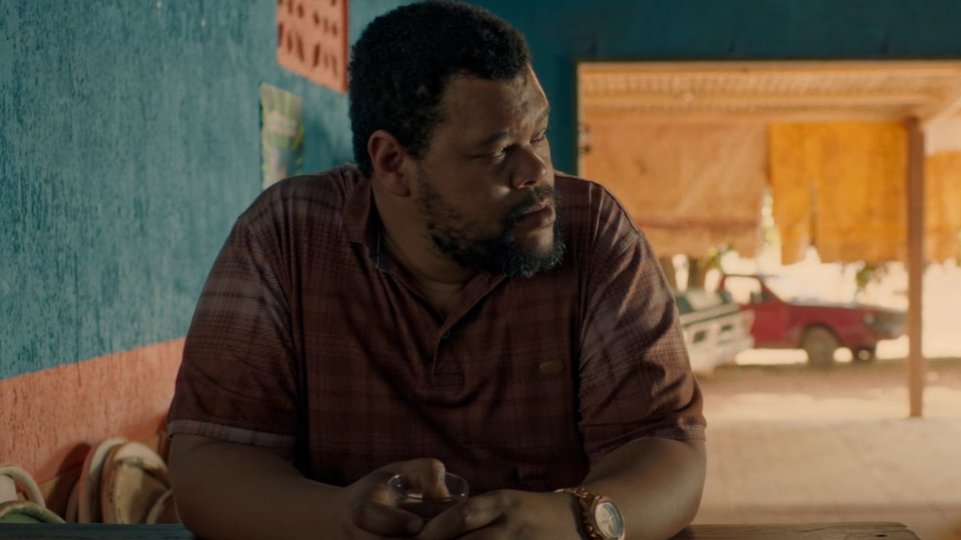 Babu Santana fala sobre abordar masculinidade tóxica em Oeste Outra Vez: 'Um dever'