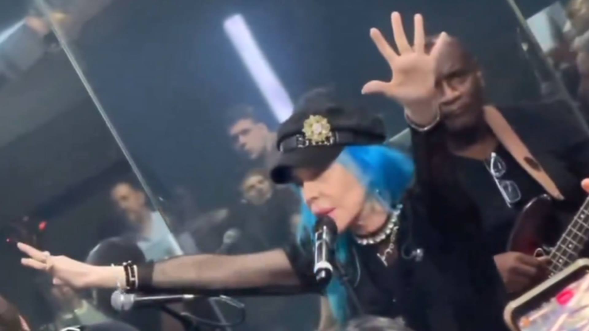 Baby do Brasil durante culto