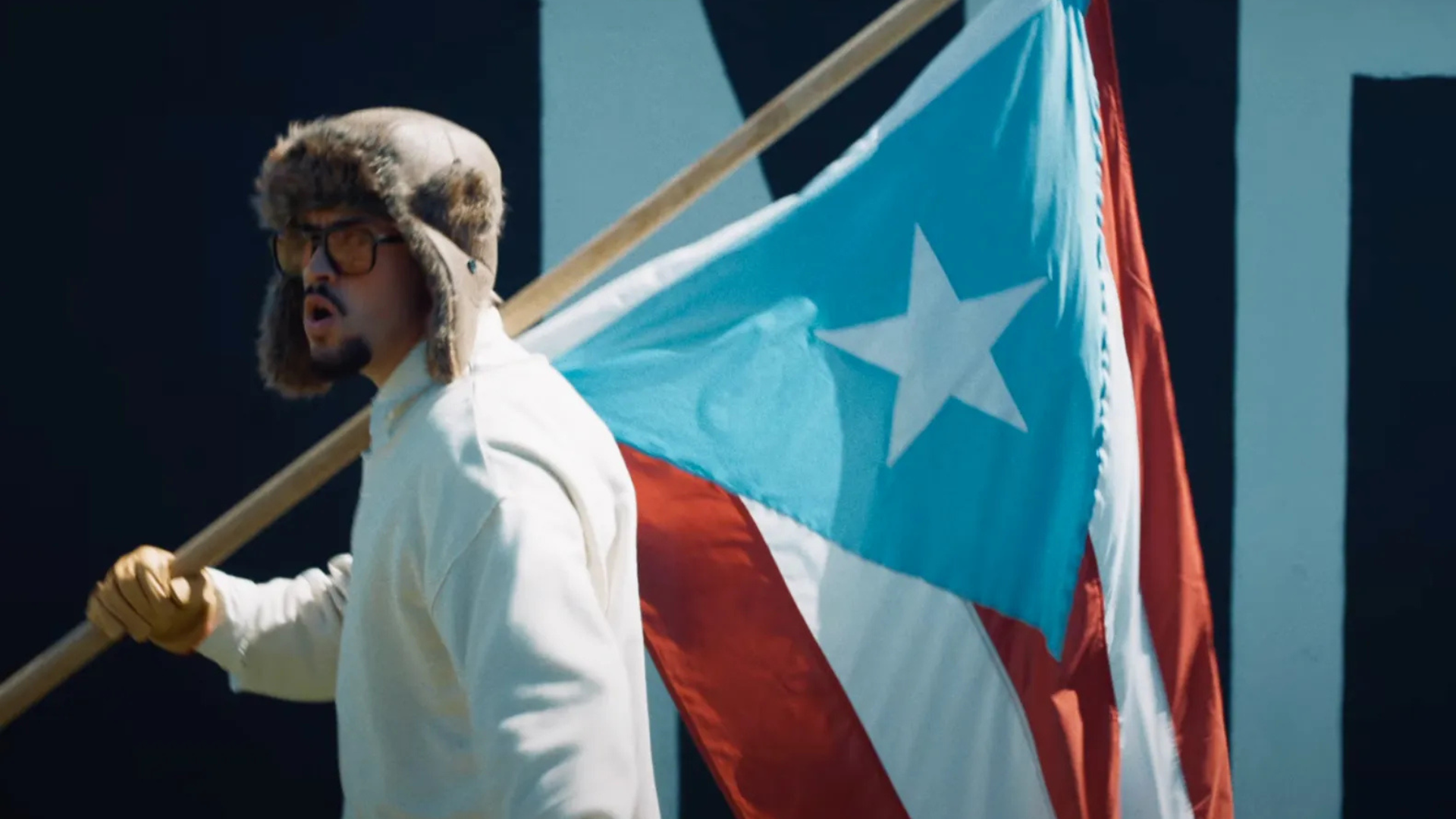 Bad Bunny em clipe de "LA MuDANZA"