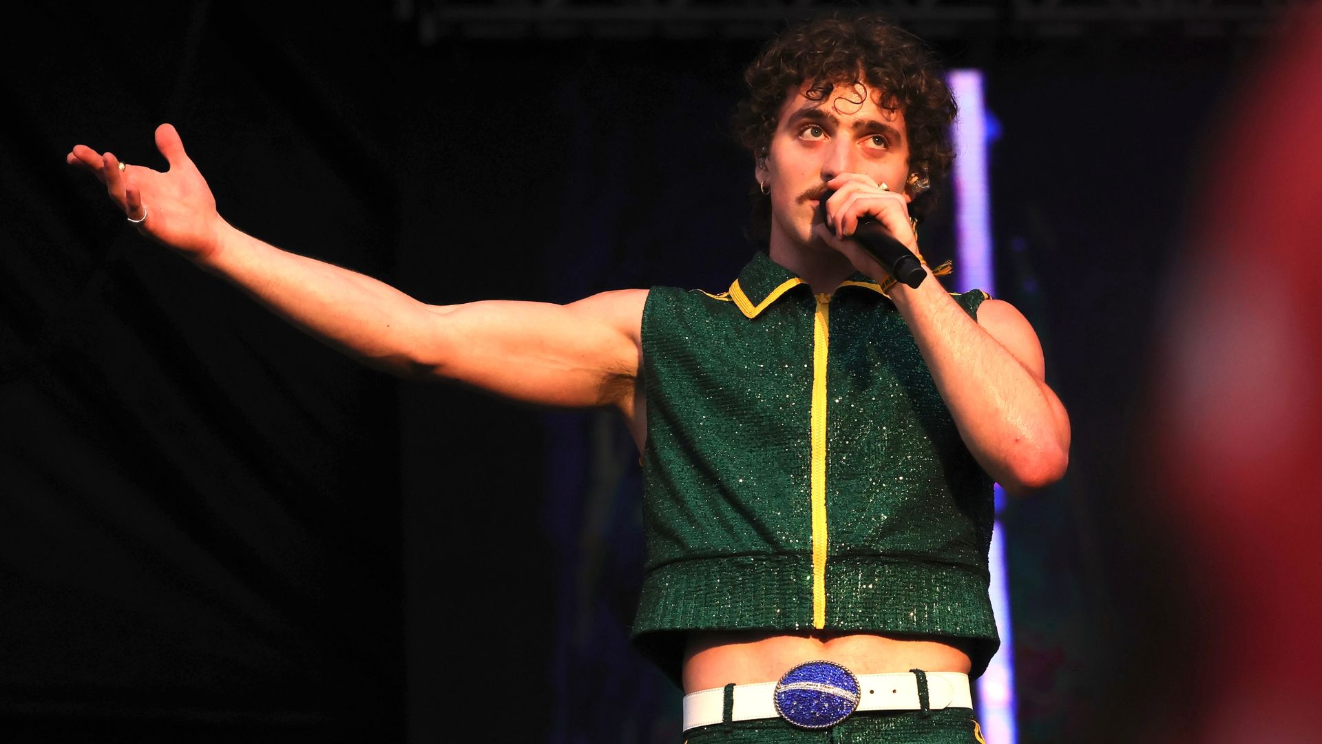 Benson Boone mostra presença de palco e muito mais em show no Lollapalooza