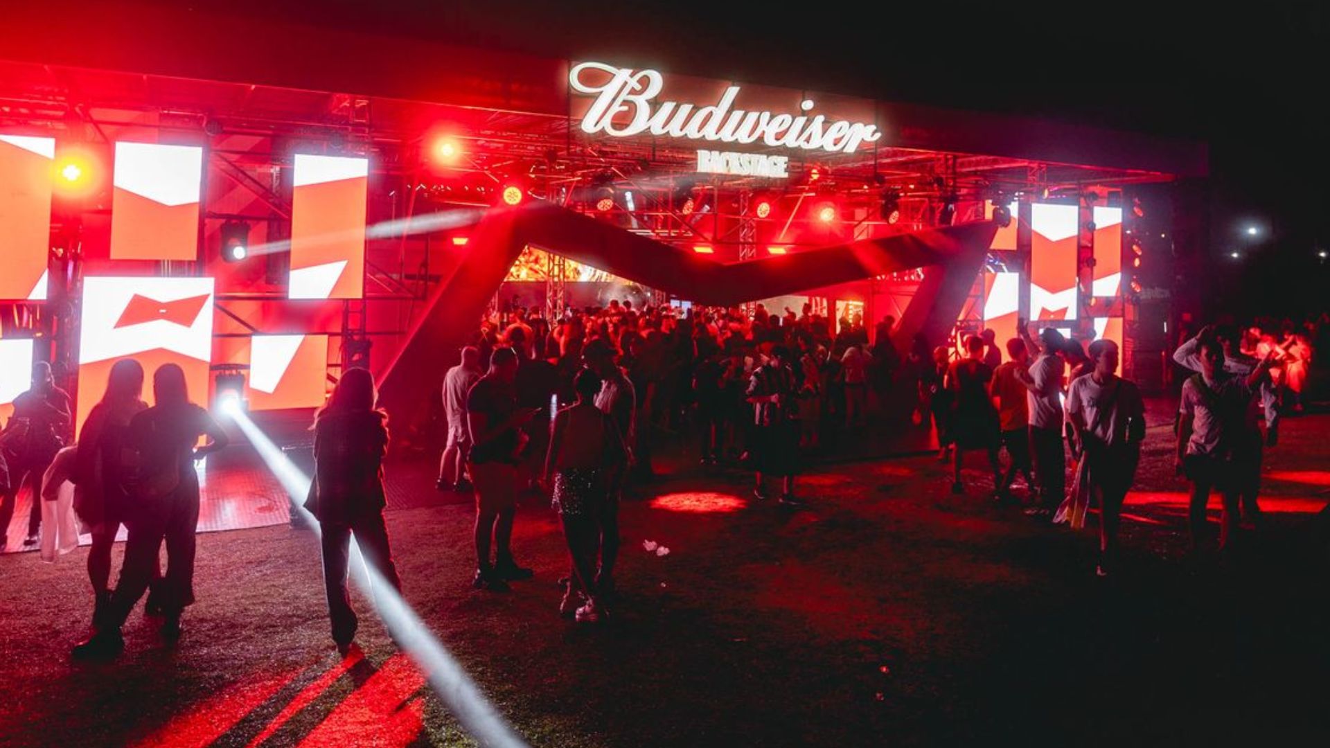Estande da Budweiser no Lollapalooza Brasil 2025
