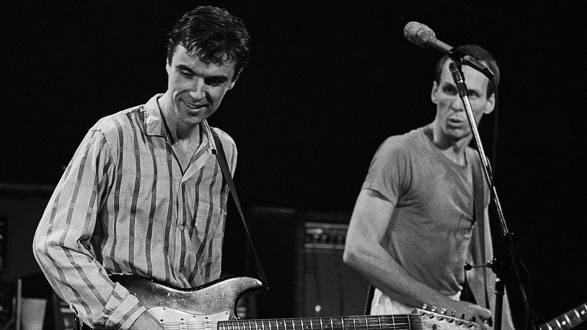 David Byrne e Adrian Belew tocando com o Talking Heads em 1980