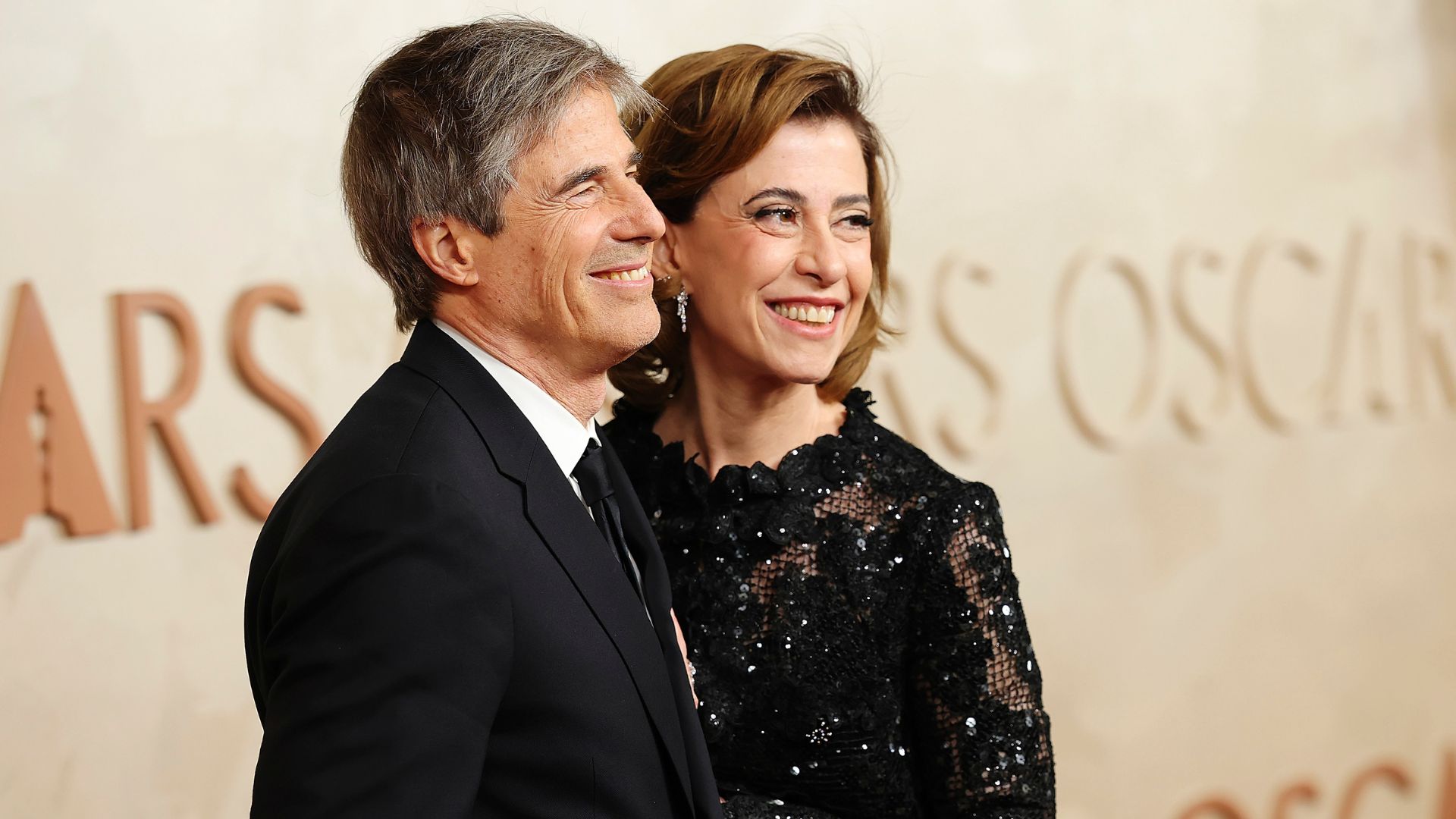 Walter Salles e Fernanda Torres na 97ª cerimônia do Oscar, que premiou Ainda Estou Aqui e rendeu a primeira estatueta de ouro do Brasil (Foto: Getty Images)