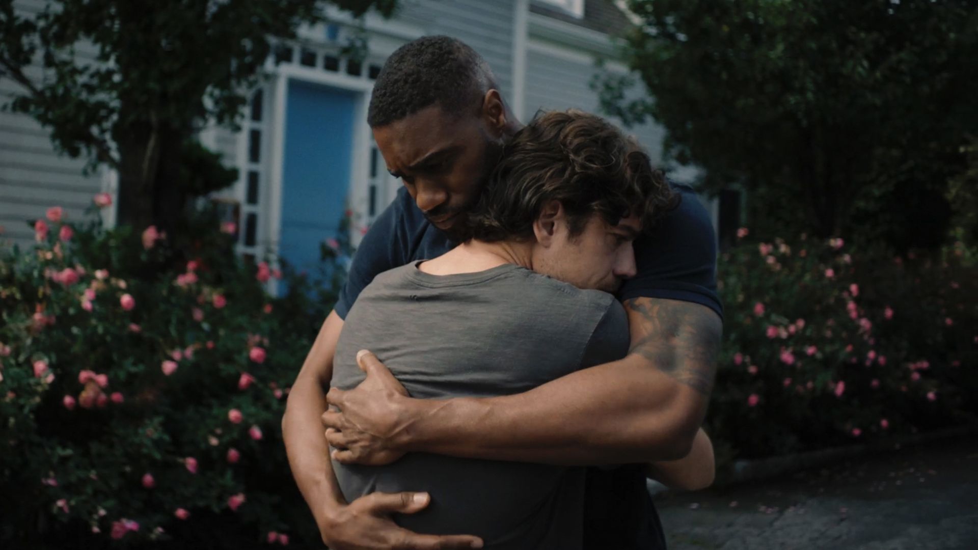 'Emprestei minhas dores para o personagem', revela Marco Pigossi, protagonista de Maré Alta