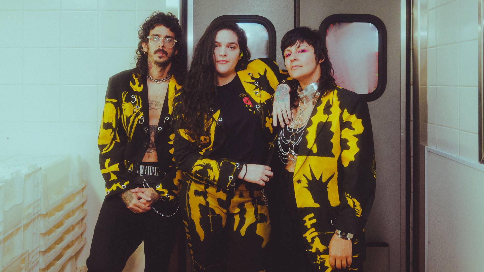 Far From Alaska (E-D): Rafael Brasil, Emmily Barreto e Cris Botarelli