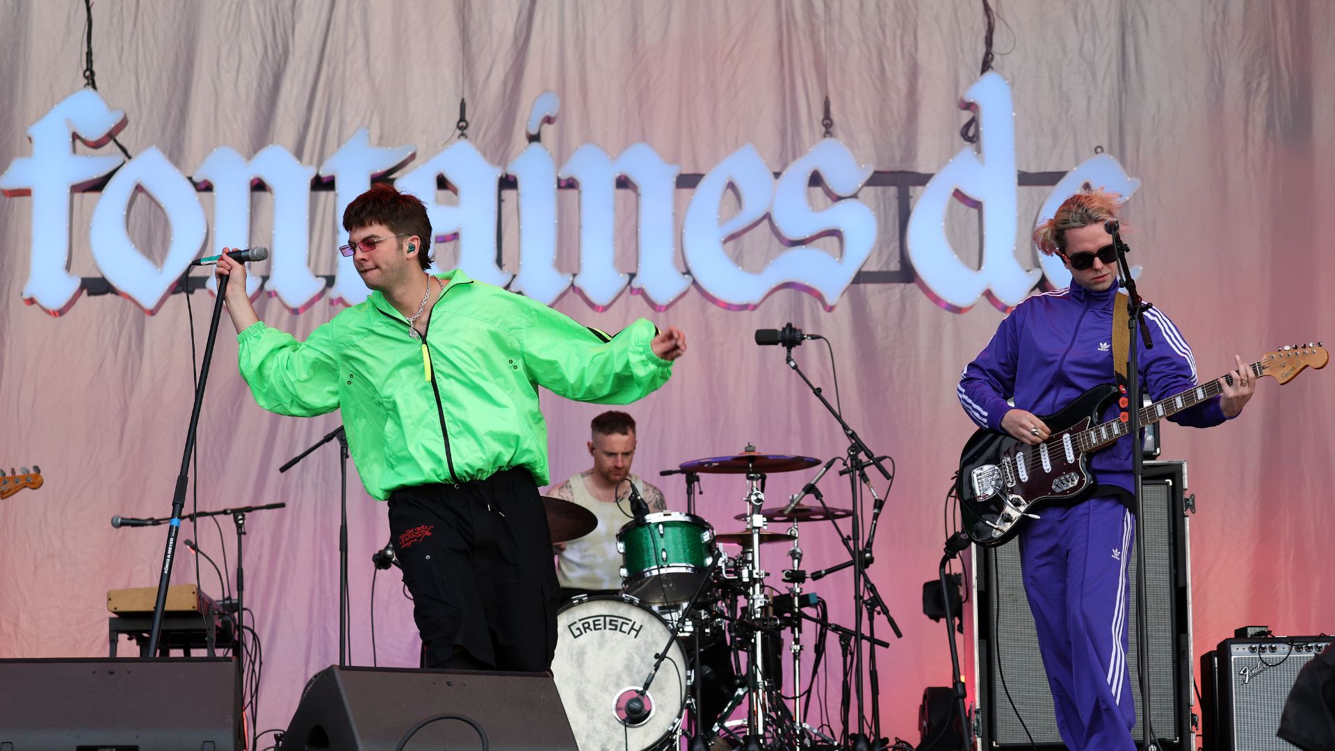 Grian Chatten, Tom Coll e Conor Deegan III em show do Fontaines D.C.