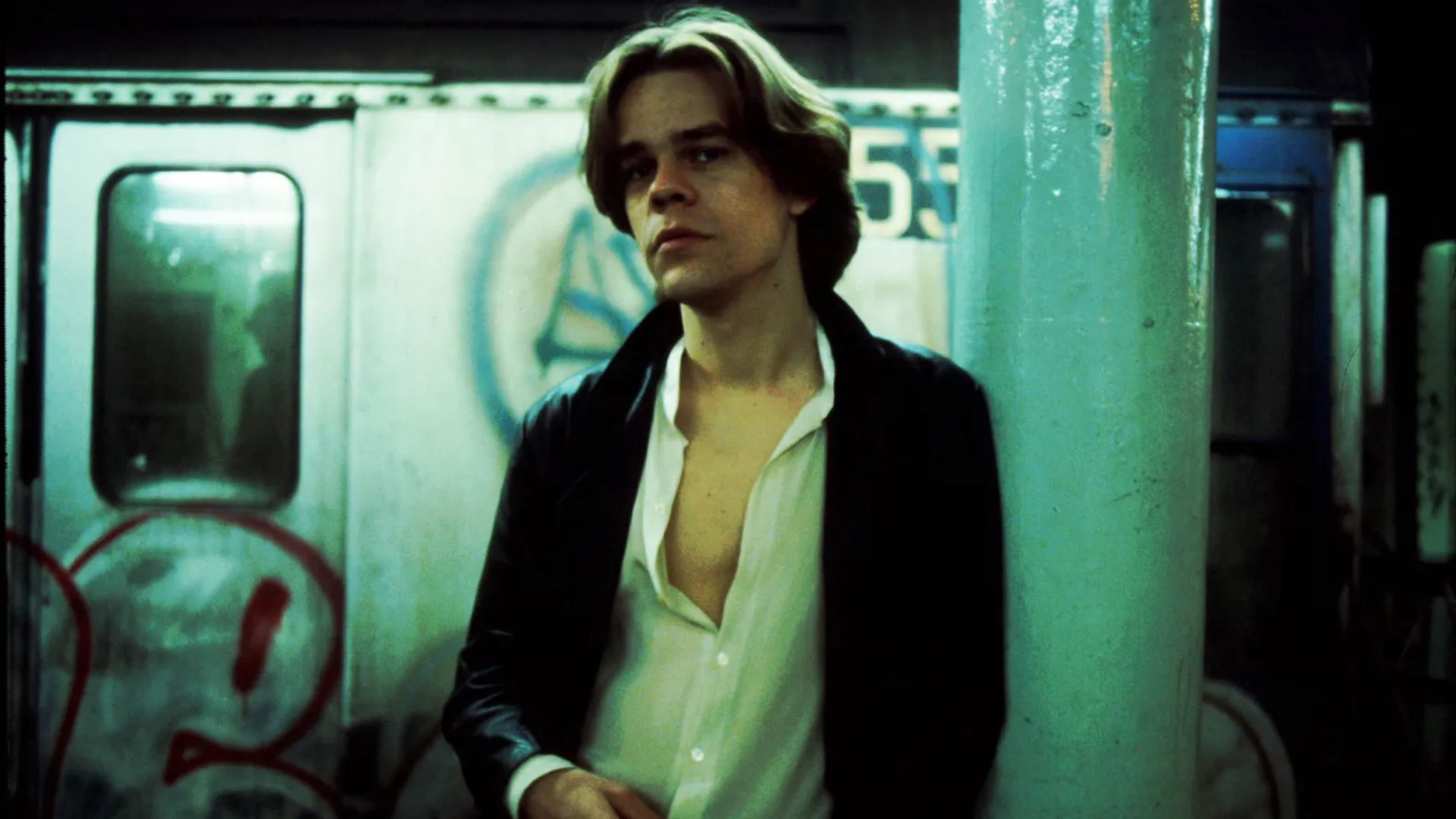 As músicas essenciais de David Johansen abordam todas as fases de sua carreira, começando com o New York Dolls até seu trabalho solo e seu alter ego Buster Poindexter.