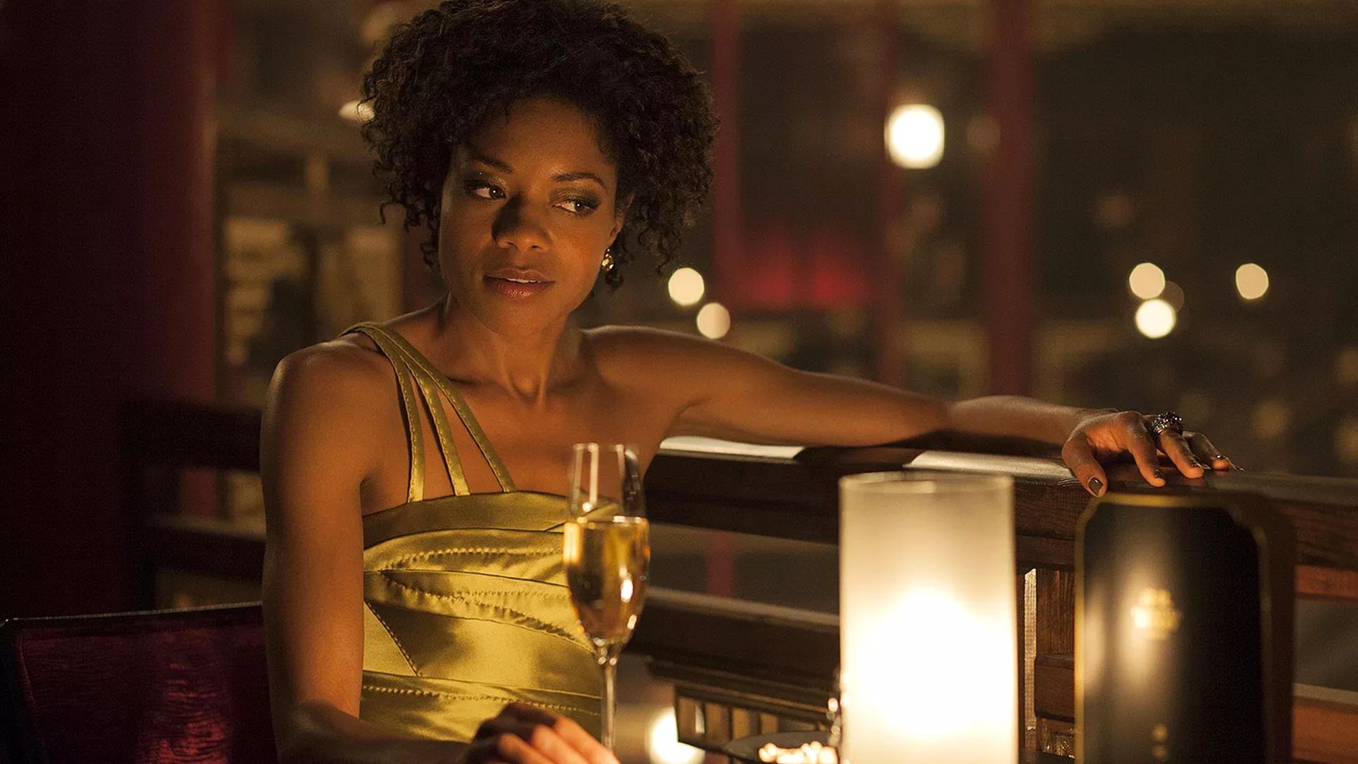 Naomie Harris em 2012 | James Bond movie 'Skyfall.' | Danjaq/Eon Productions/Kobal/Shutterstock