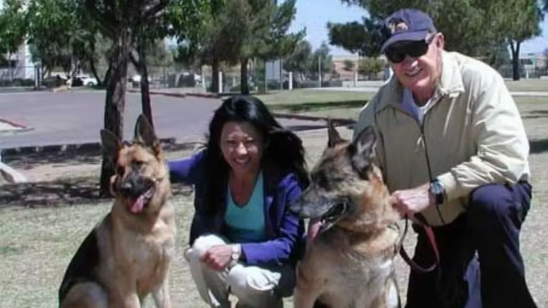 Gene Hackman e Betsy Arakawa com cachorros (Foto: Reprodução/Twitter)
