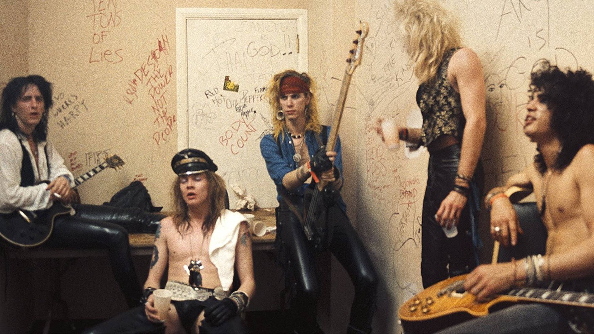 Guns N' Roses em 1986, cinco dias antes de assinarem contrato com a Geffen