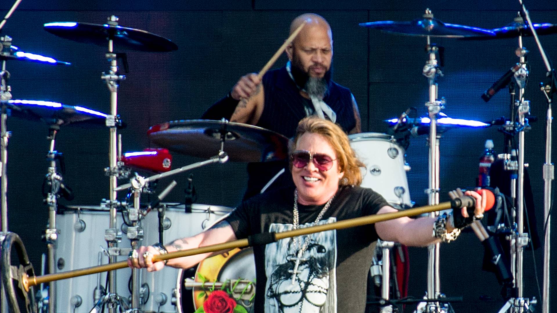 Frank Ferrer e Axl Rose com o Guns N' Roses em 2018