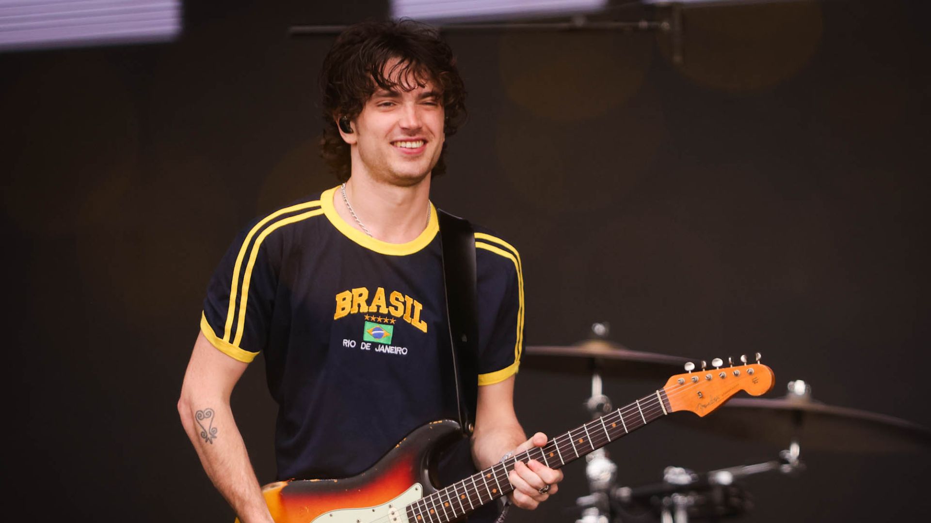 Elijah Hewson, filho de Bono, faz show com a banda Inhaler no Lollapalooza Brasil 2025