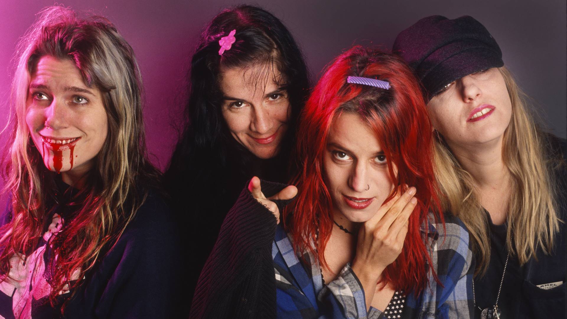 L7 em novembro de 1992 (E-D): Donita Sparks, Dee Plakas, Jennifer Finch e Suzi Gardner