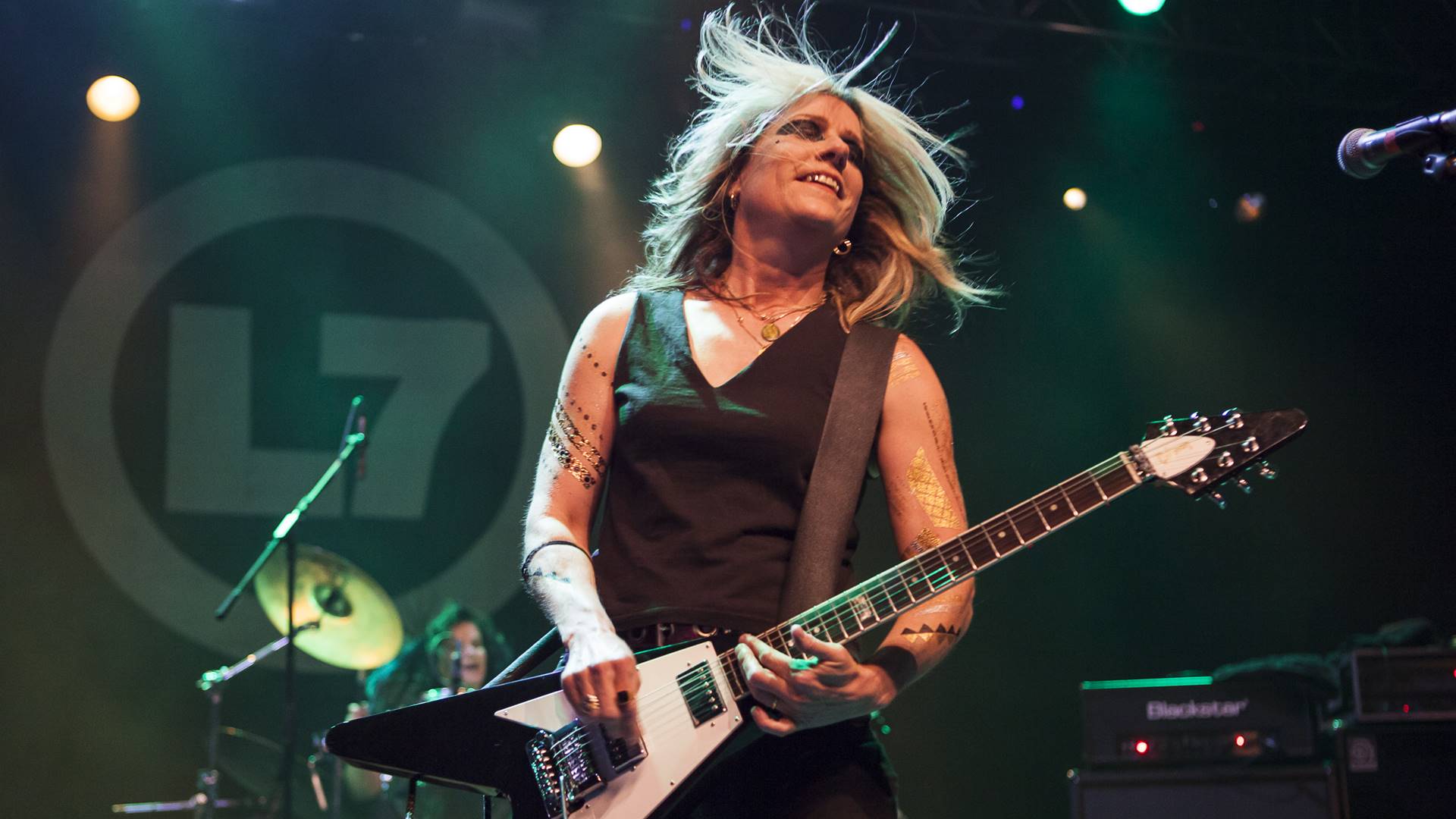 Donita Sparks, do L7, durante show em 2016