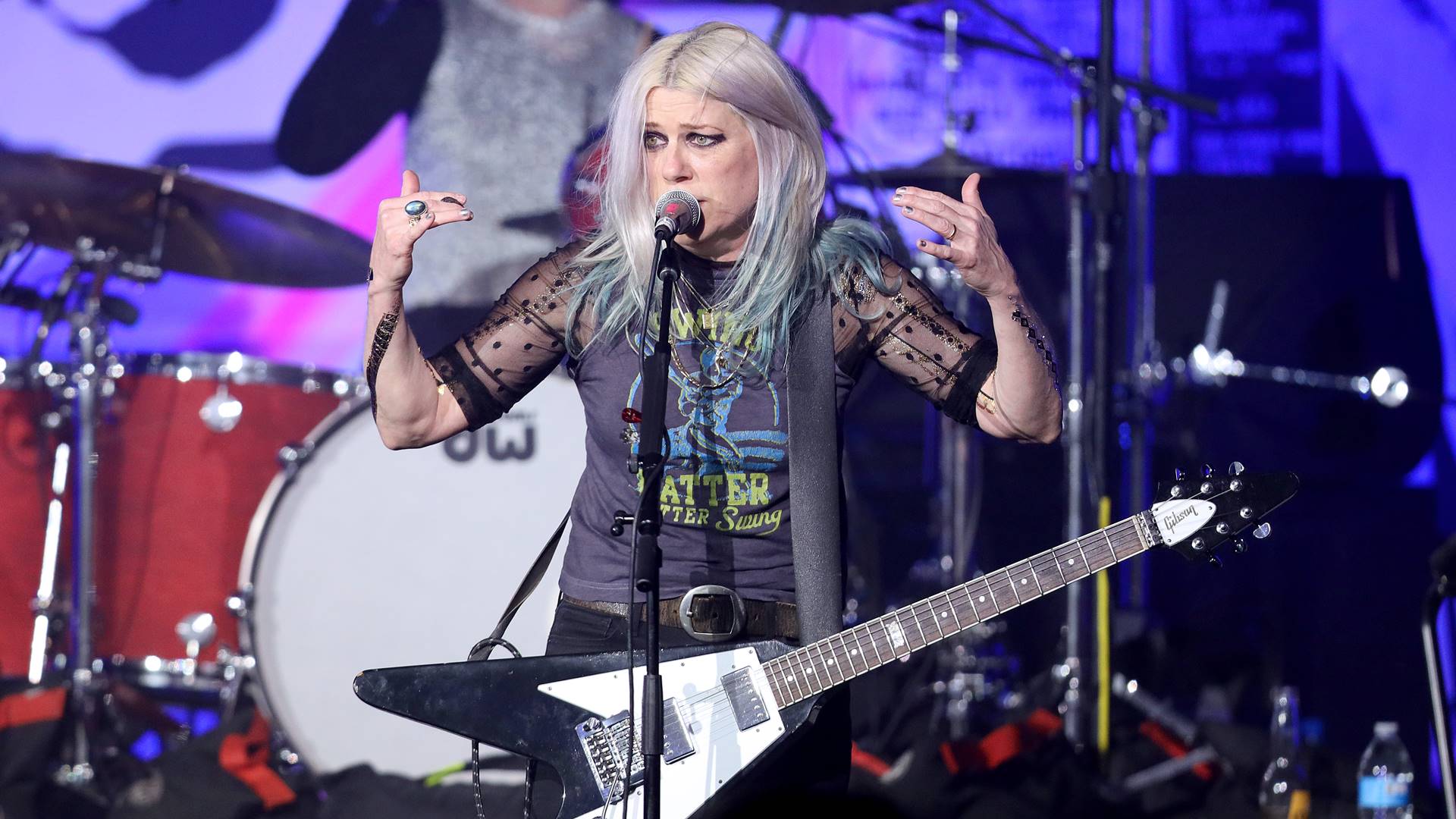 Donita Sparks, do L7, durante show em 2020