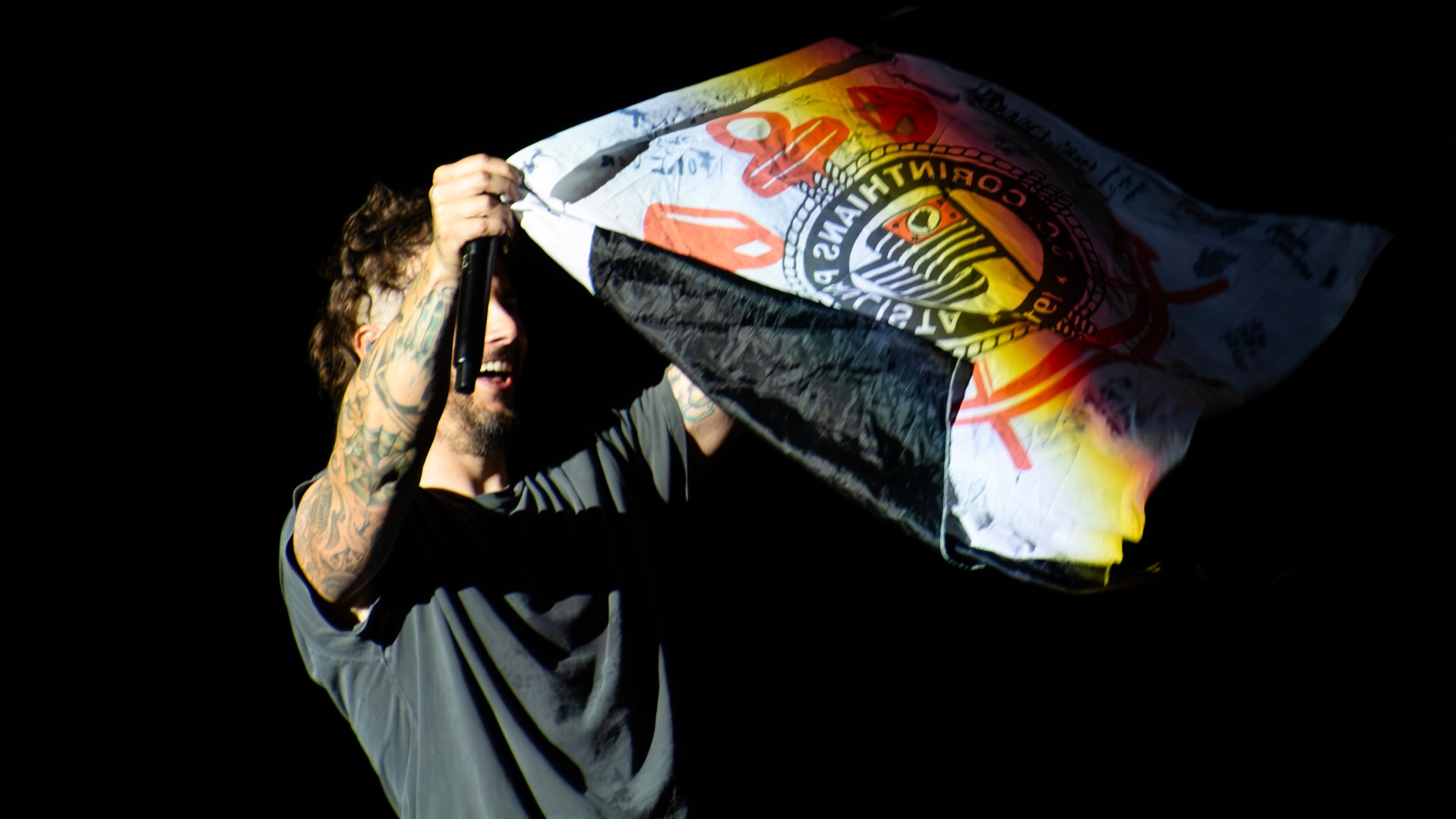 M. Shadows com a bandeira do Corinthians no Rock in Rio 2024