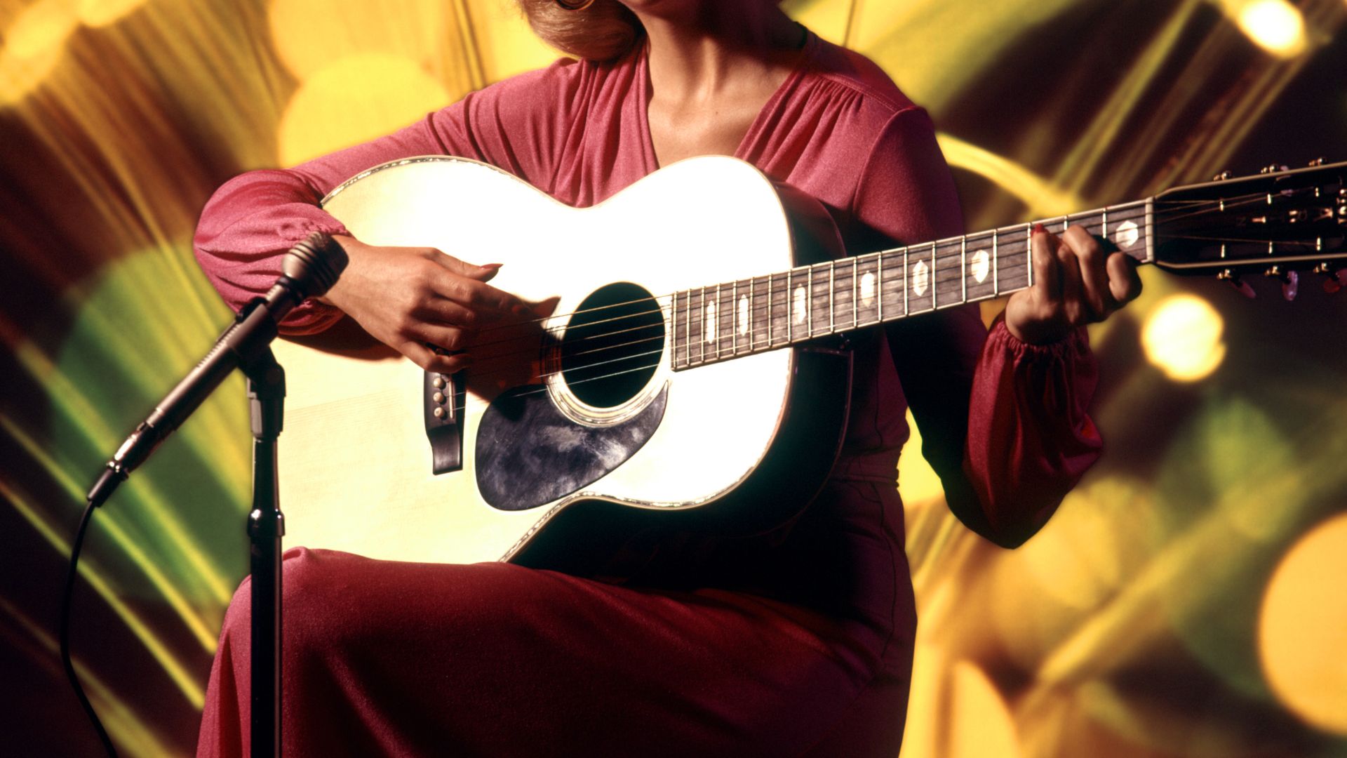 Mulher tocando violão