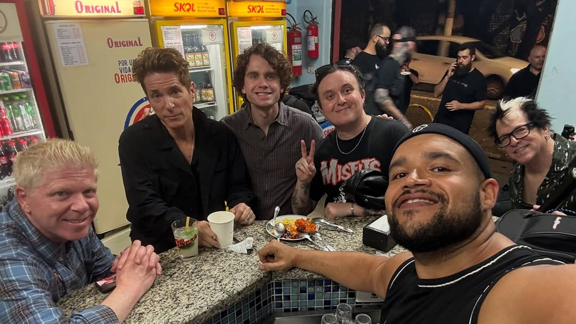 Offspring grava videoclipe em bar de São Paulo