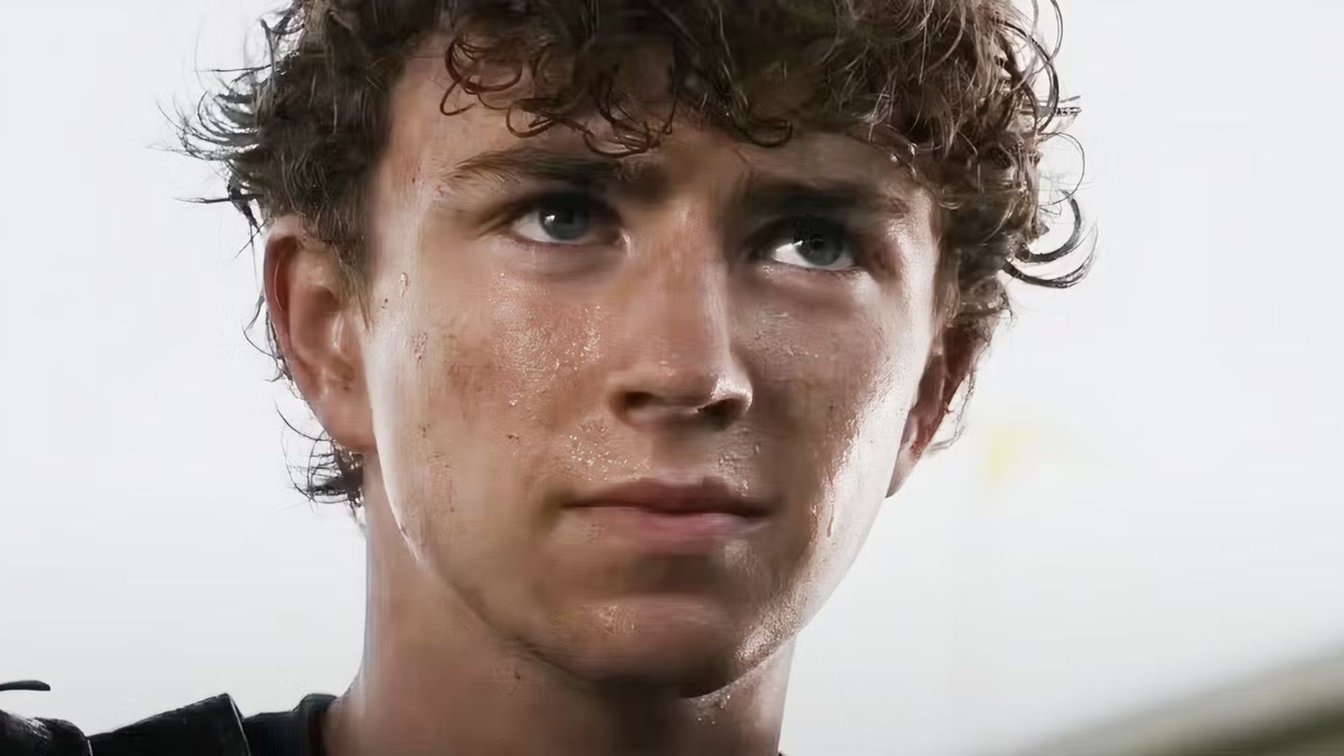 Percy Jackson aparece barbudo em novas imagens de bastidores da 2ª temporada da série do Disney+