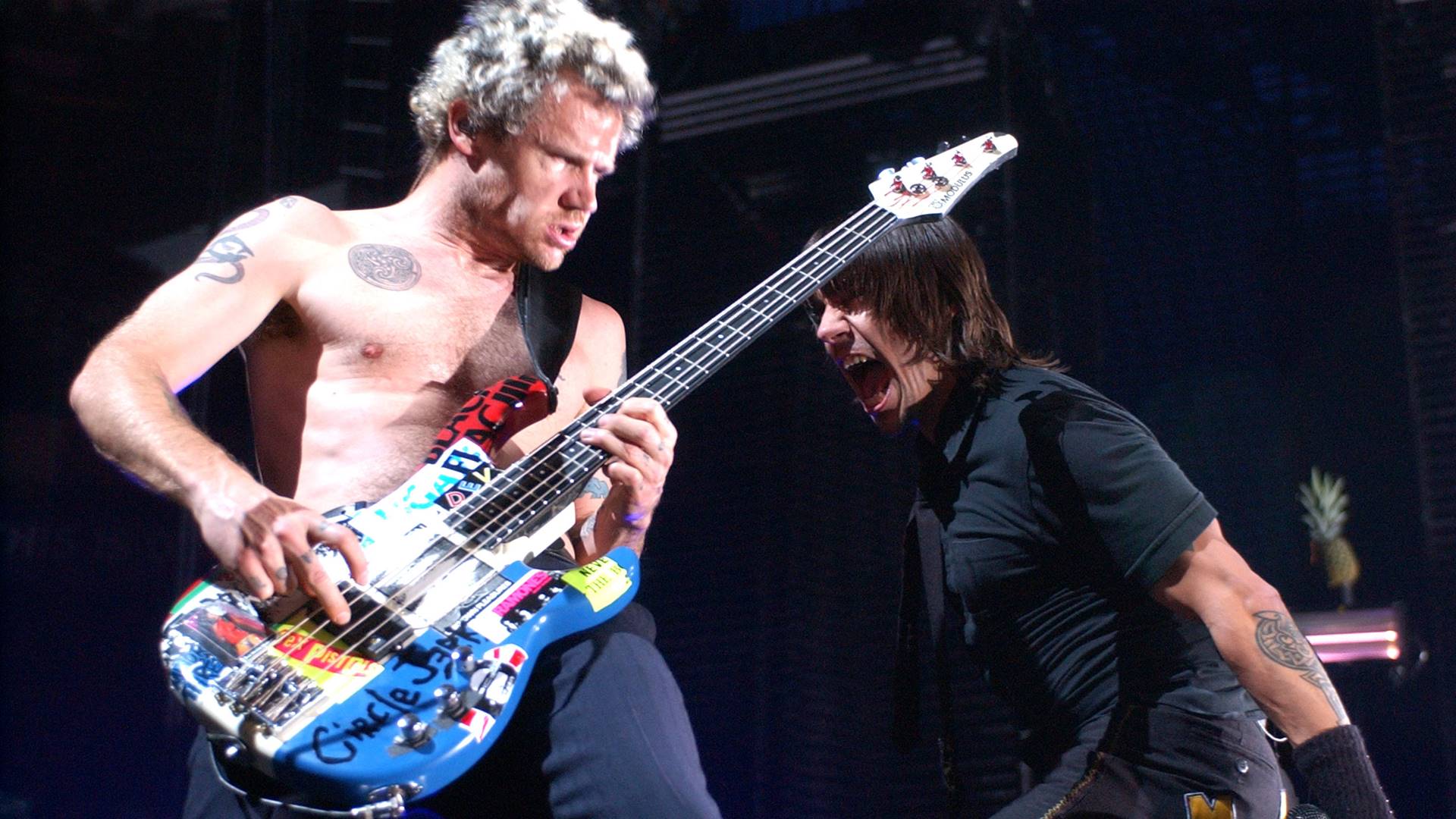 Flea e Anthony Kiedis em show do Red Hot Chili Peppers em 2003