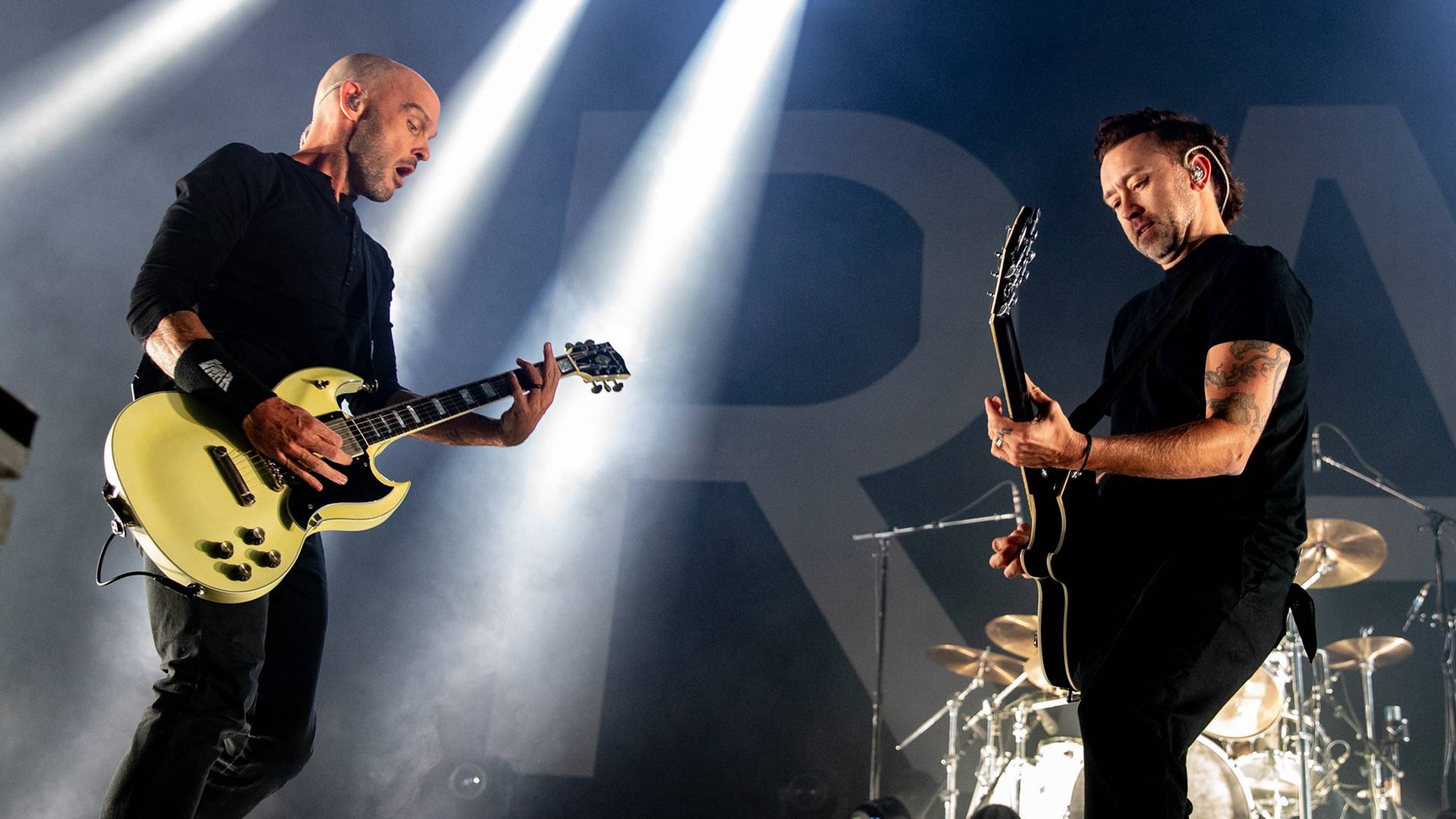 Zach Blair e Tim McIlrath com o Rise Against em 2022