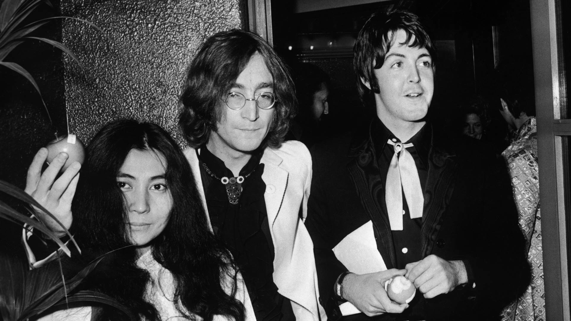 Yoko Ono, John Lennon e Paul McCartney em 1968